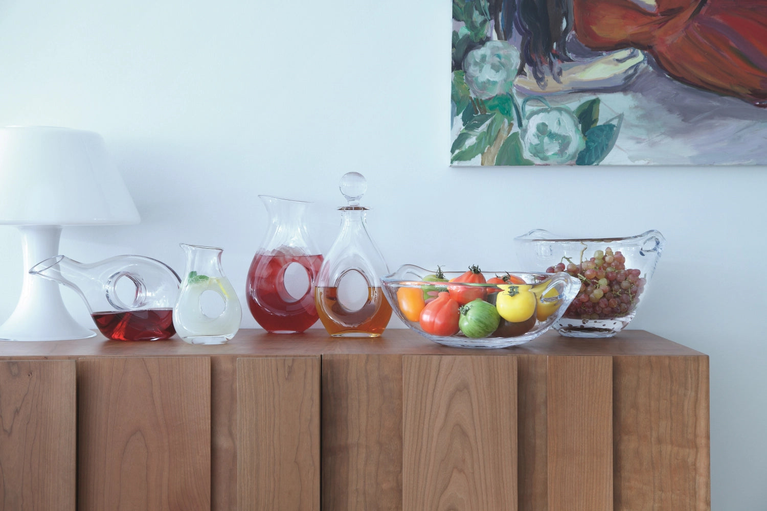 Eleganter Ono Krug von LSA, 2.25L, aus klarem Glas, ideal für Wasser und Getränke, modernes Design für stilvolle Tischdekoration.