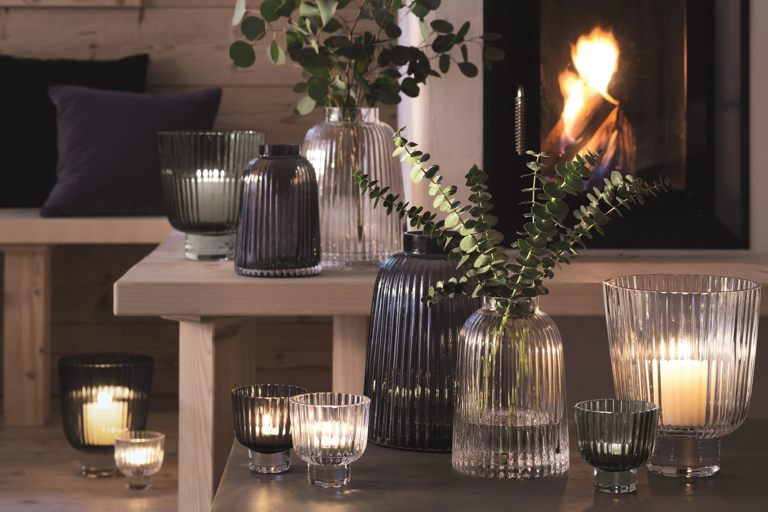 Elegante graue Pleat Vase von LSA, 20 cm hoch, mit einzigartiger Faltenstruktur, perfekt für Blumenarrangements oder als dekoratives Element.