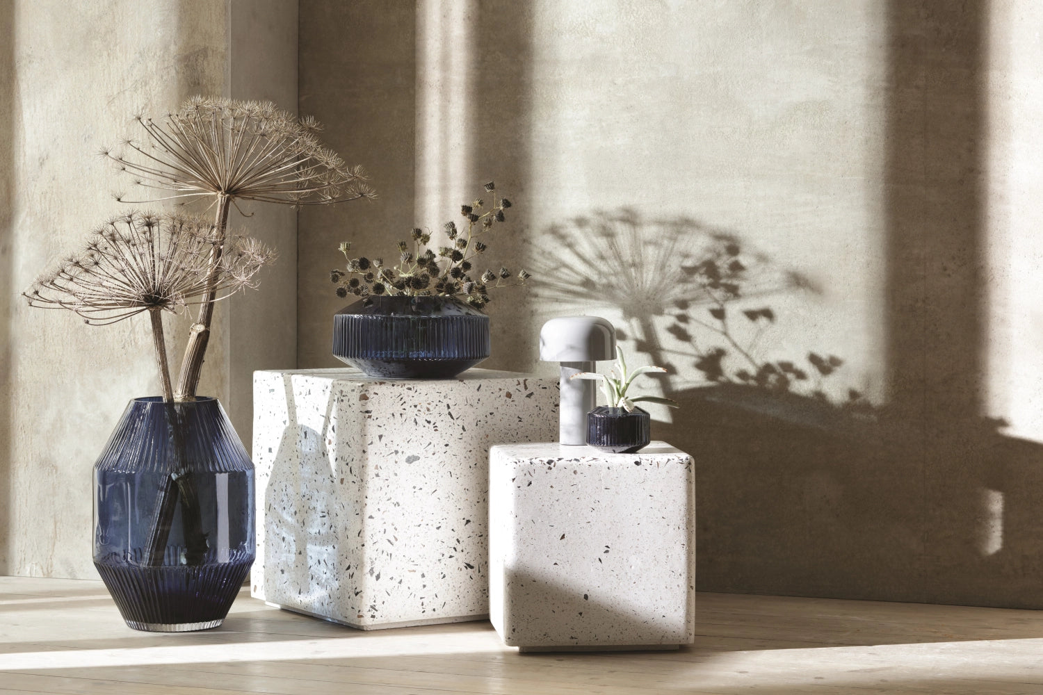Elegante Rotunda Sturmlicht Vase in saphirblau, 26 cm hoch, ideal für stilvolle Dekoration und stimmungsvolle Beleuchtung.