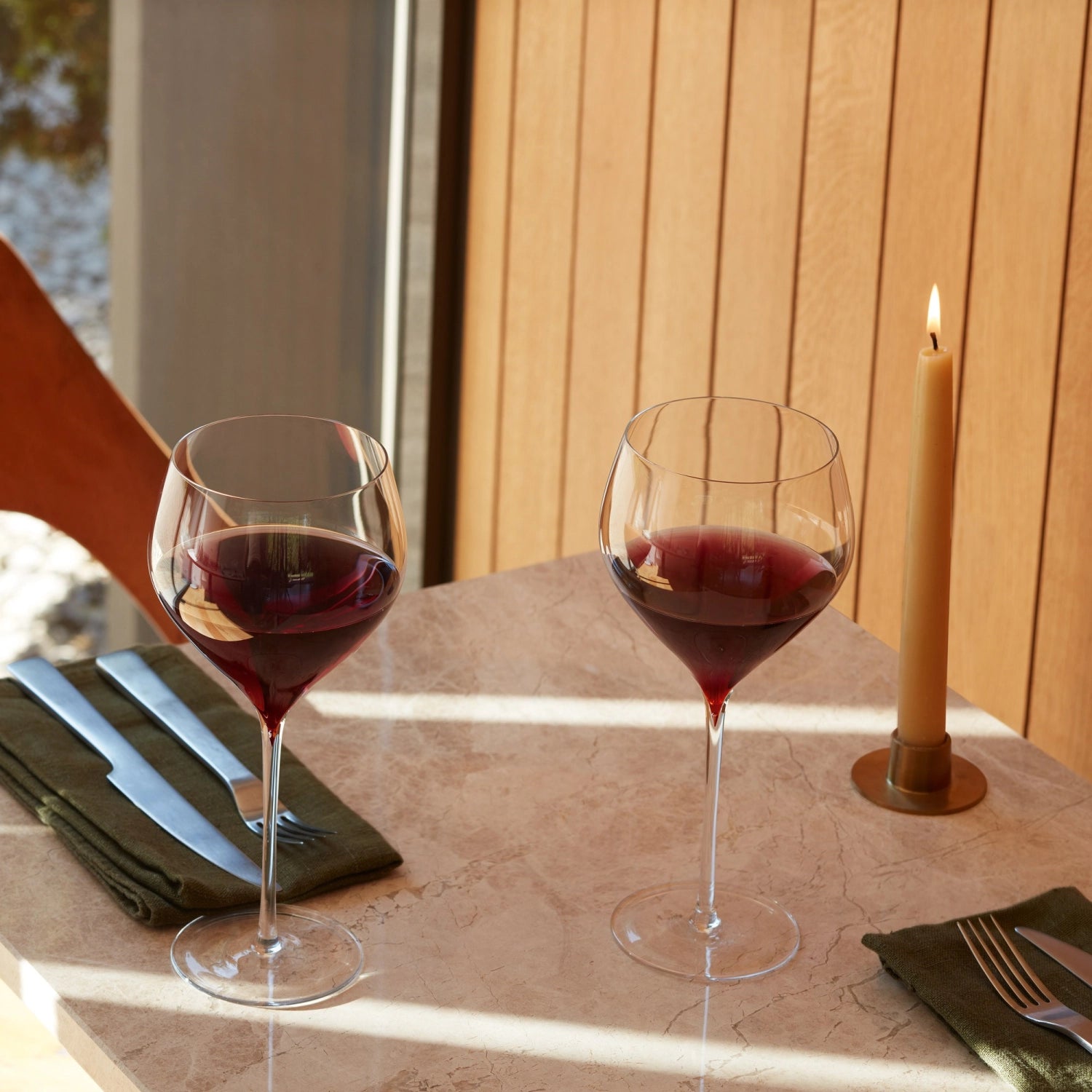 Elegantes 2er Set Savoy Rotweingläser von LSA, 590 ml, aus klarem Glas, ideal für stilvolle Weinverkostungen und besondere Anlässe.