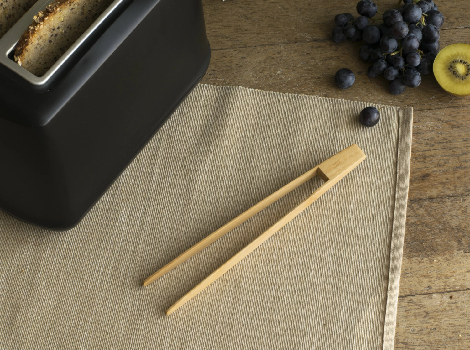 Naturfarbene Pebbly Zange, 24 cm, aus hochwertigem Material, ideal für vielseitige Anwendungen in Küche und Haushalt.