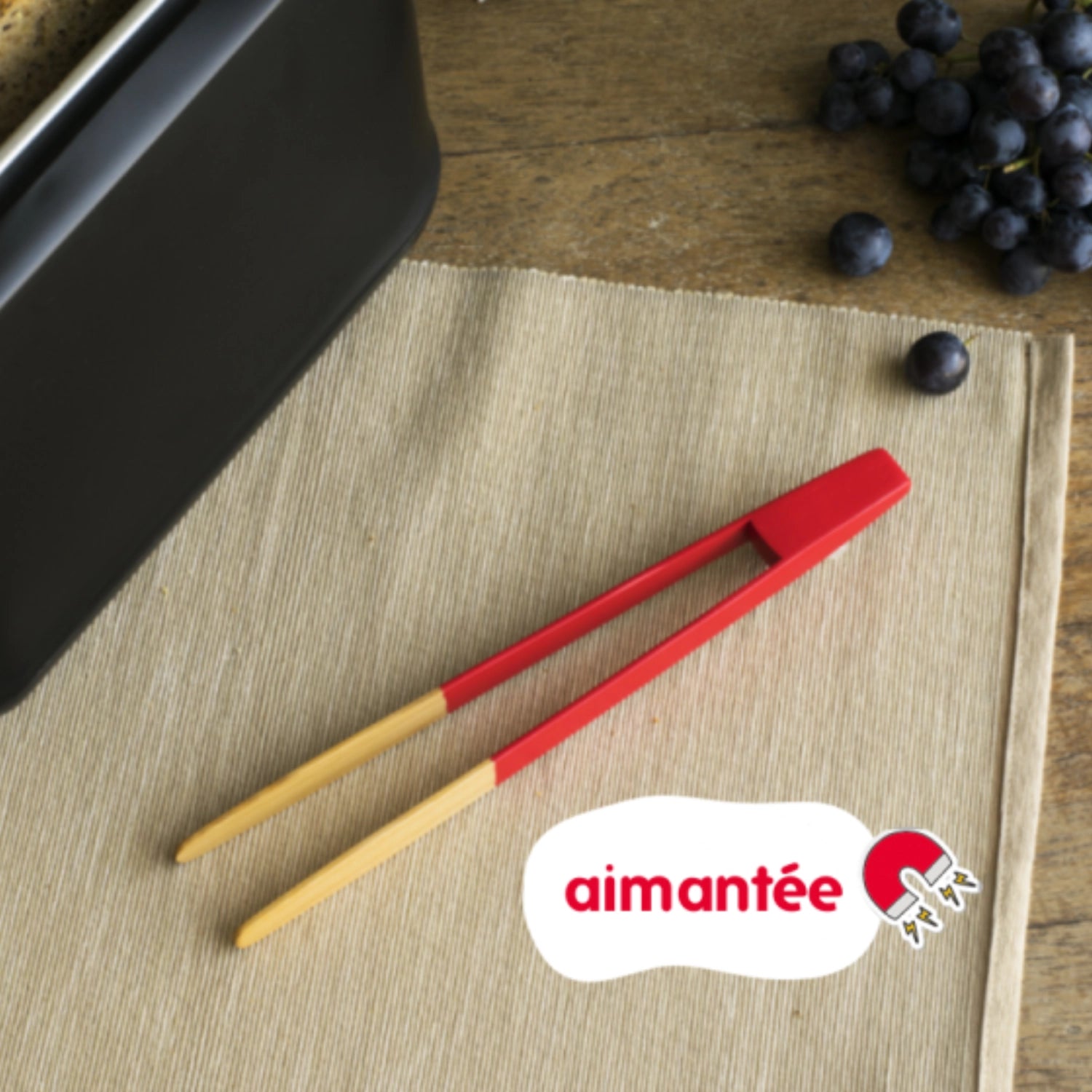 Pebbly Magnetische Zange in Rot, 24 cm lang, ideal für präzises Greifen und Halten von Metallgegenständen, robust und handlich.