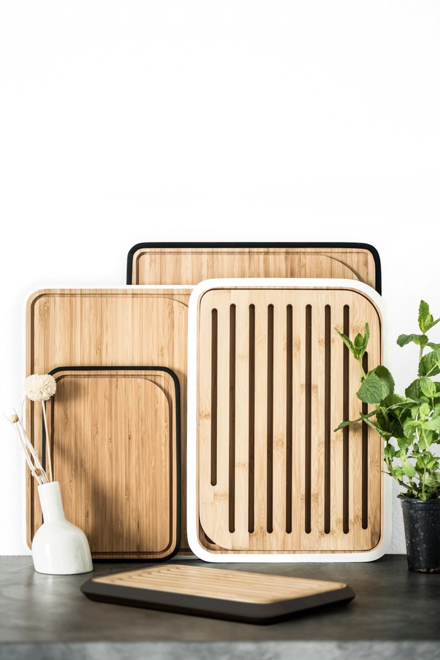 Weißes Brotschneidebrett von Pebbly, 25x35 cm, ideal zum Schneiden und Servieren von Brot und anderen Lebensmitteln, modernes und funktionales Design.