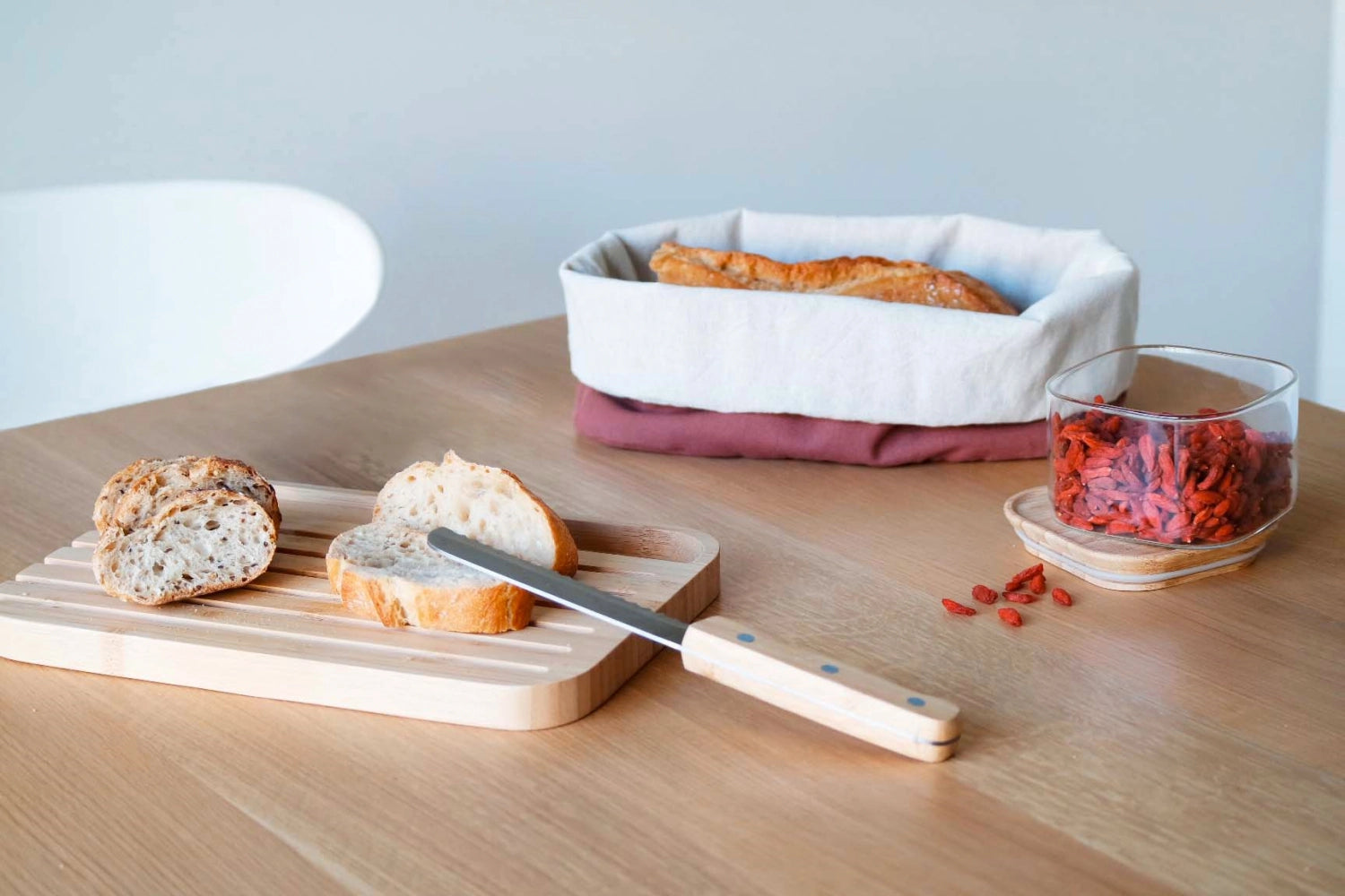 Set aus einem hochwertigen Brotschneidebrett und einem scharfen Brotmesser in natürlichem Design, ideal für die Küche, Maße 36x26cm.