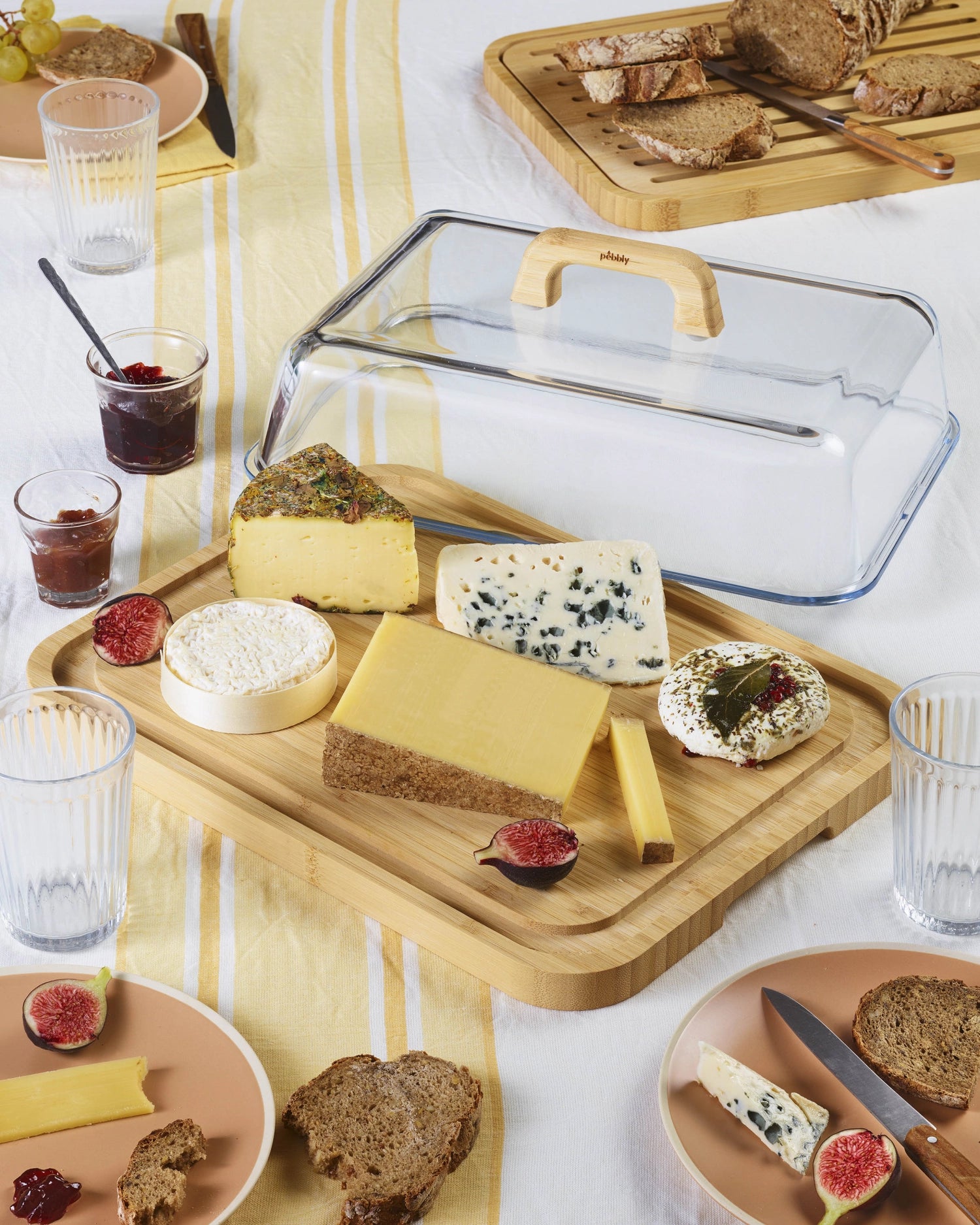 Elegante Käsebox von Pebbly mit Glasdeckel und robustem Bambus-Brett, ideal für die stilvolle Präsentation von Käse und Snacks.