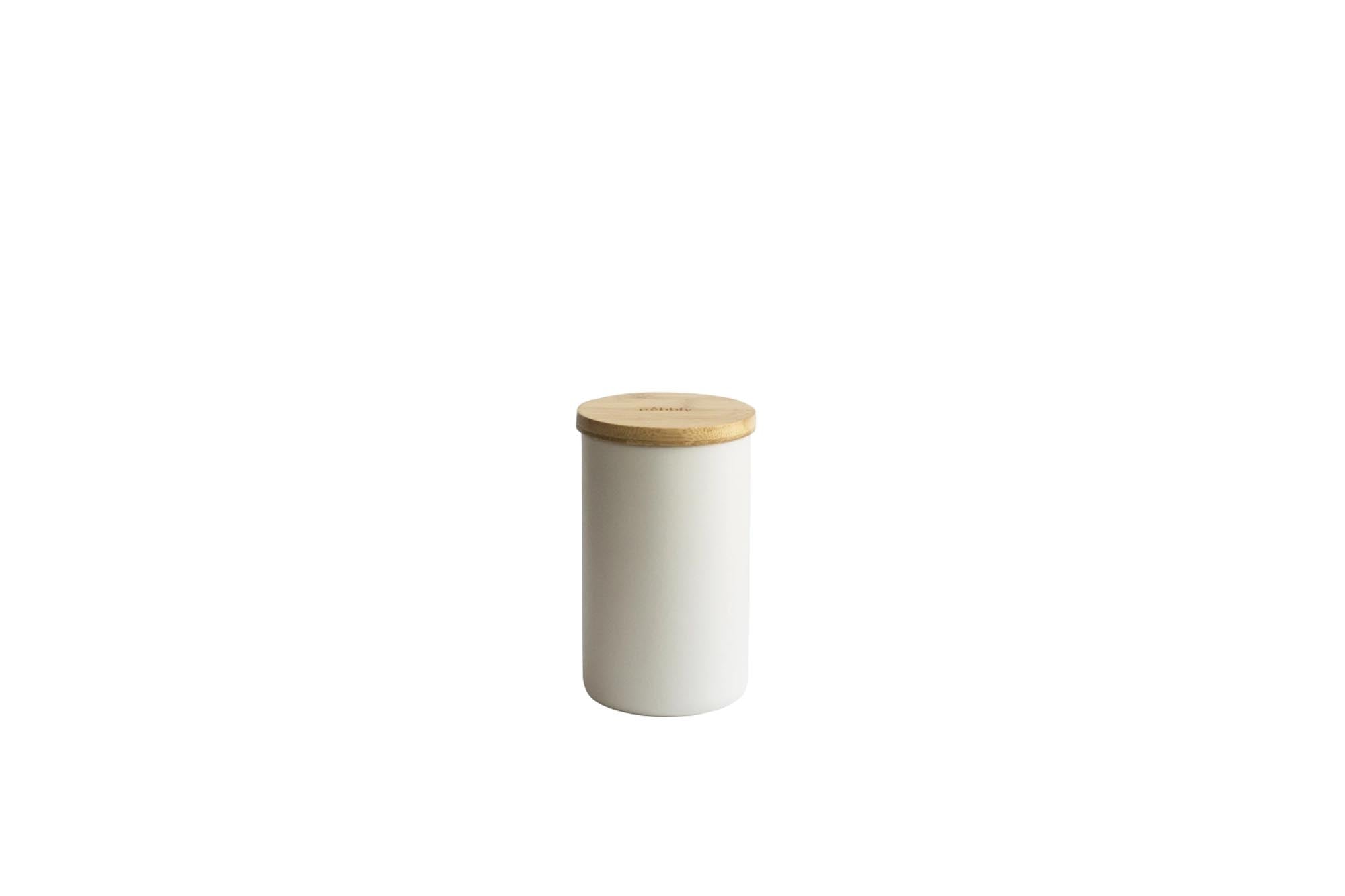 Elegante weisse Pebbly Tee-Dose (650ml) aus Metall mit Bambusdeckel, schützt Aroma und Frische, ideal für Tee, Kaffee, Gewürze.