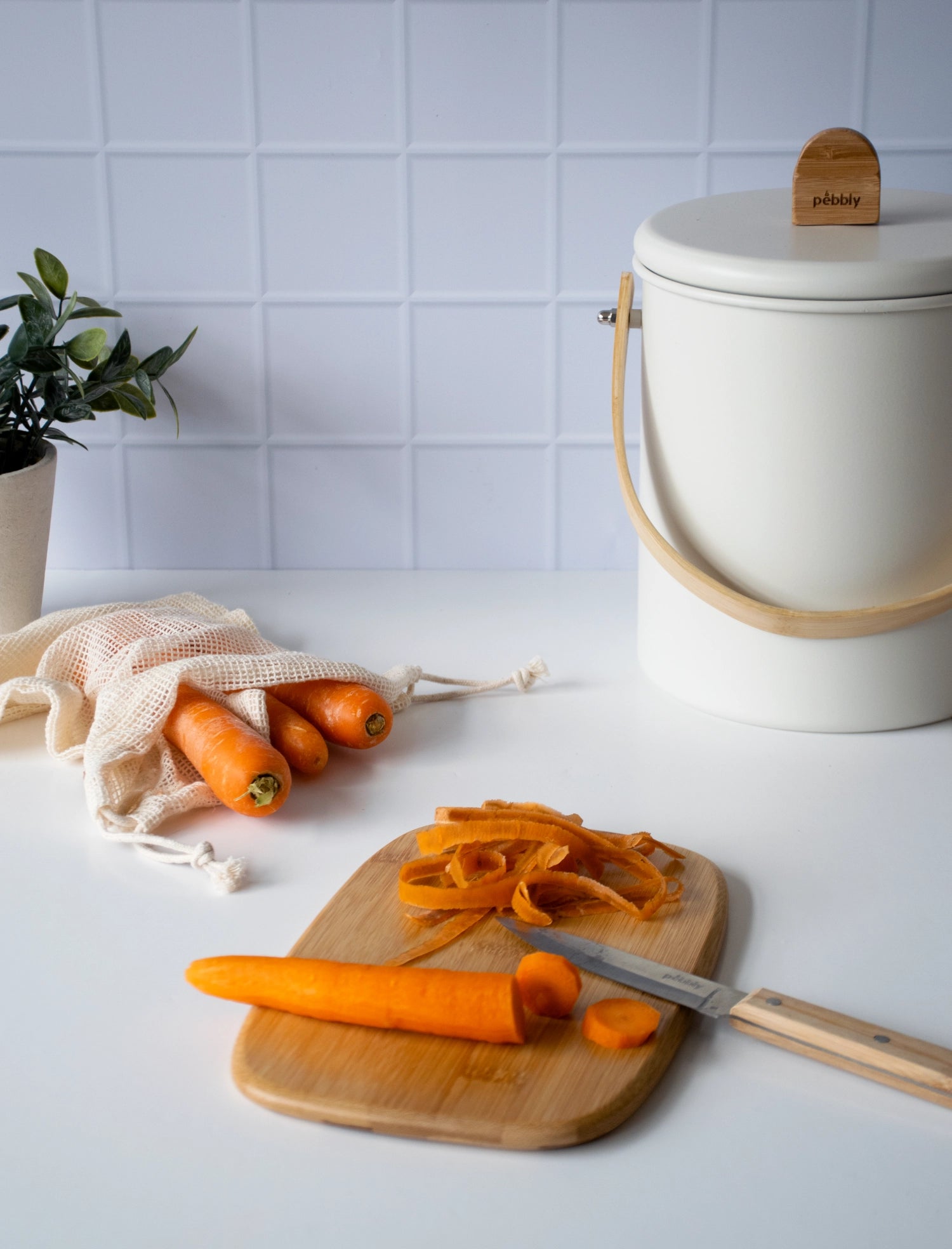 Praktisches 4-teiliges Set von Pebbly mit Schneidebrett, Messern und Aufbewahrungssack – perfekt für nachhaltige Küchen und umweltfreundliches Kochen.