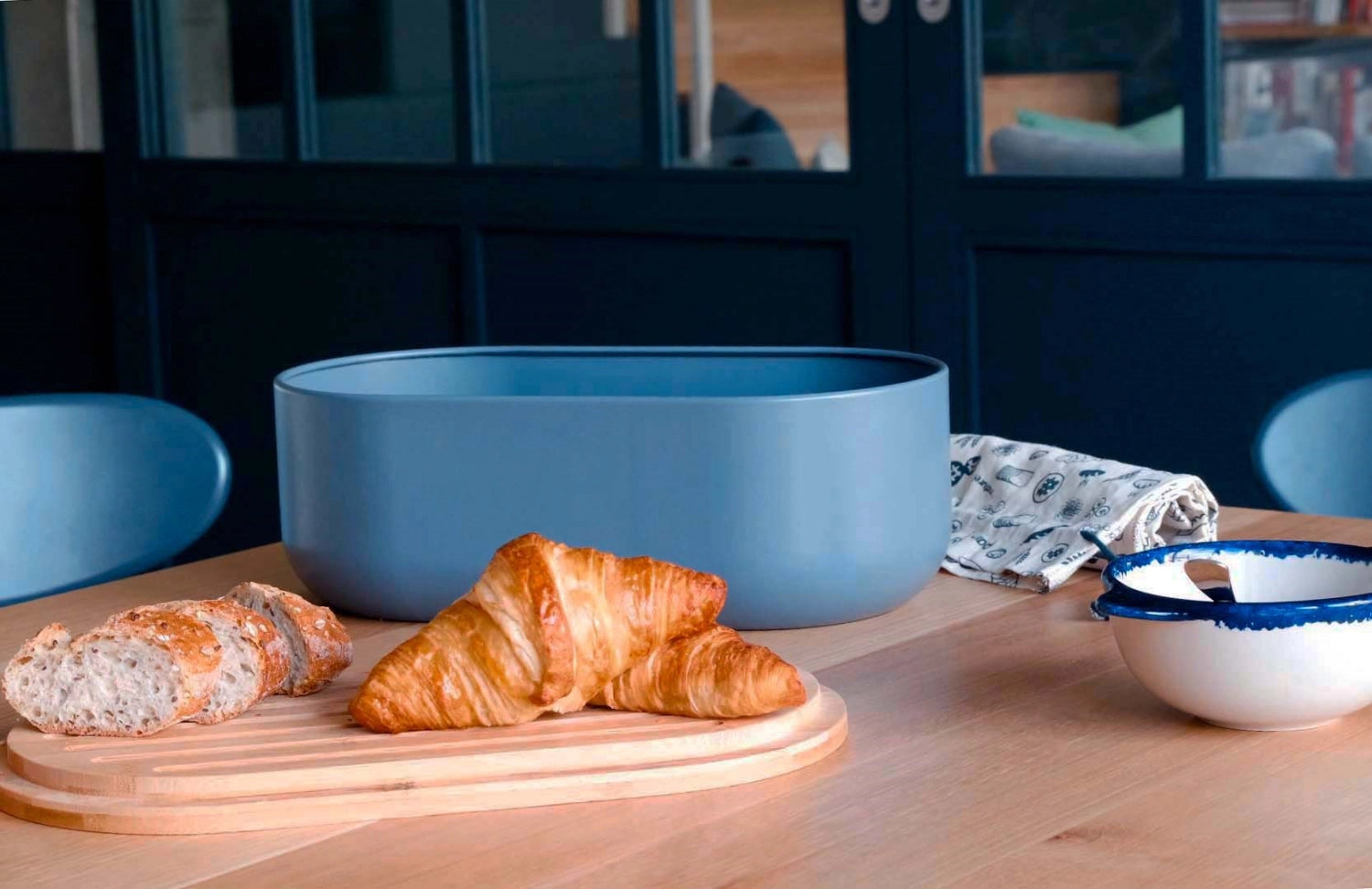 Eleganter Pebbly Brotkasten mit Schneidebrett, Messer und Brotbeutel in Slate, ideal für frisches Brot und stilvolle Küchenorganisation.