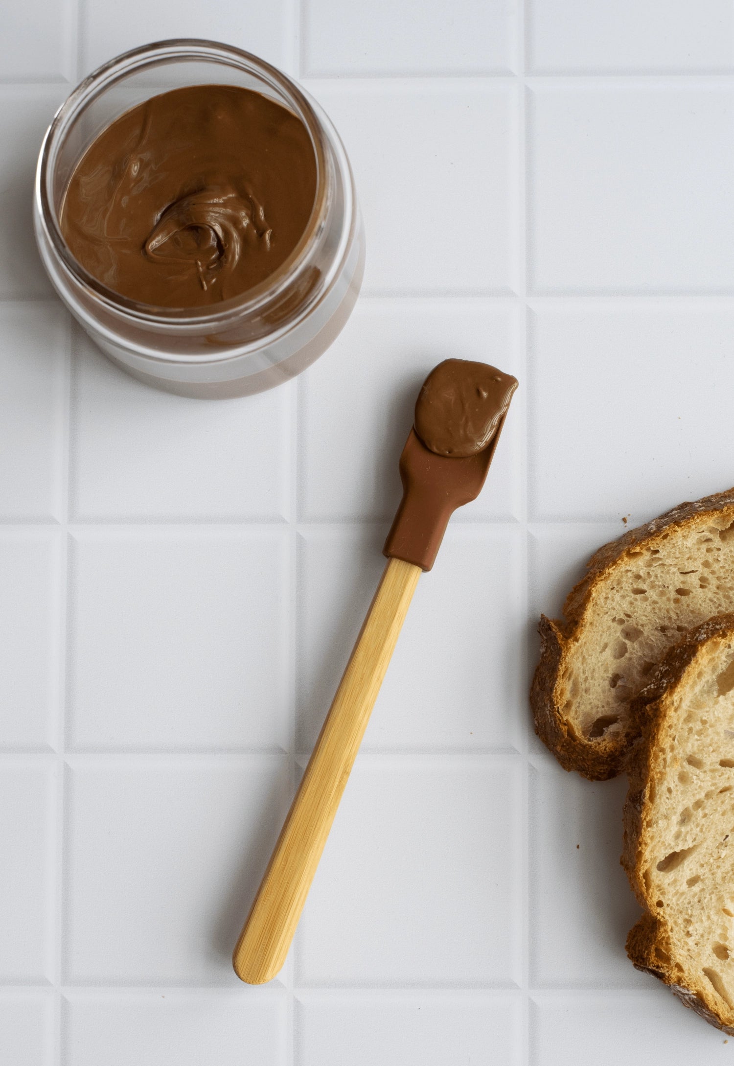Kleiner, schokoladenfarbener Mini-Spachtel von Pebbly, 24 cm, ideal für präzises Backen und kunstvolle Küchenverzierungen.