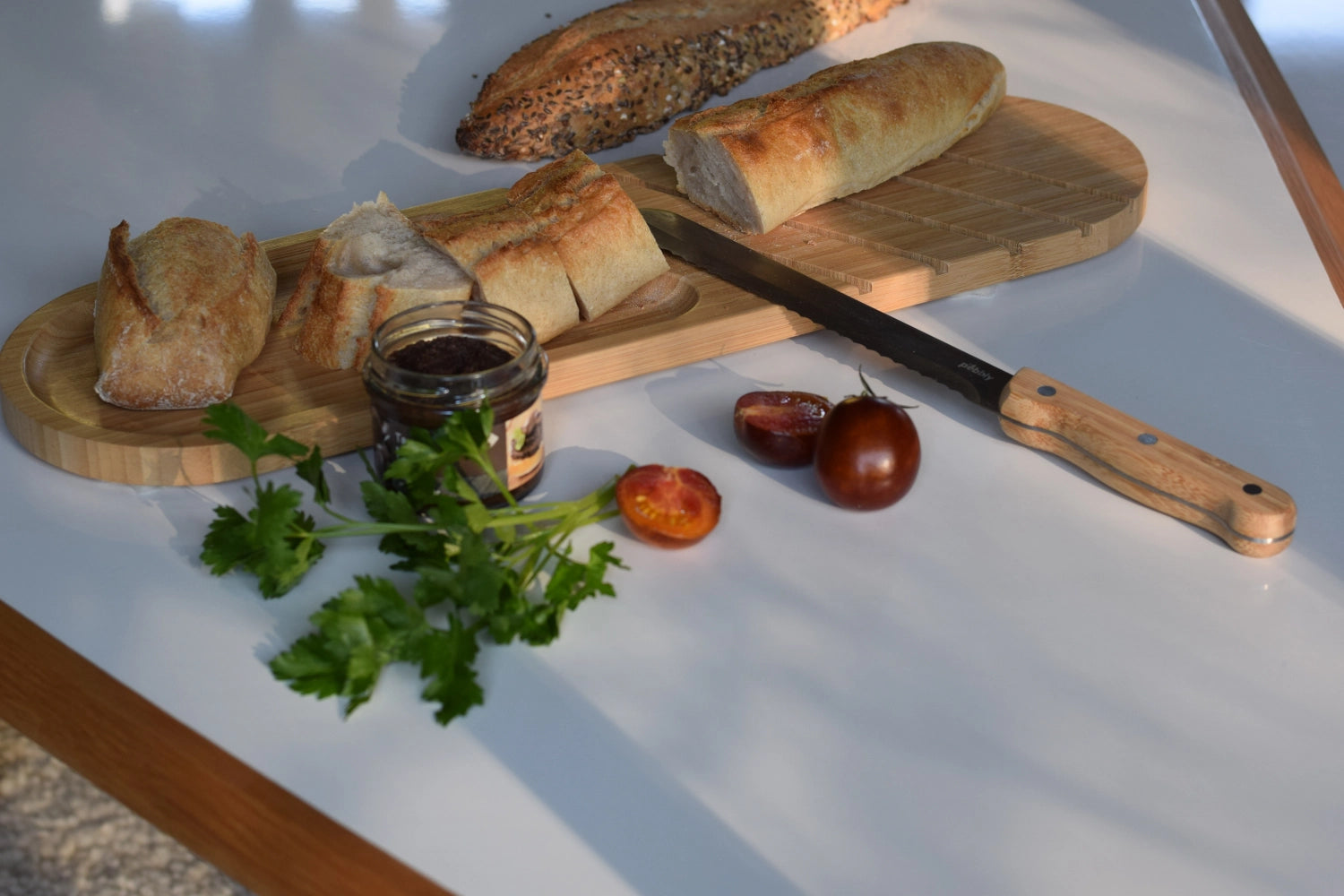 Elegantes Brotbrett aus Bambus von Pebbly, perfekt für Baguettes und andere Brote, Maße: 50x15x1.5cm, ideal für Küche und Tisch.