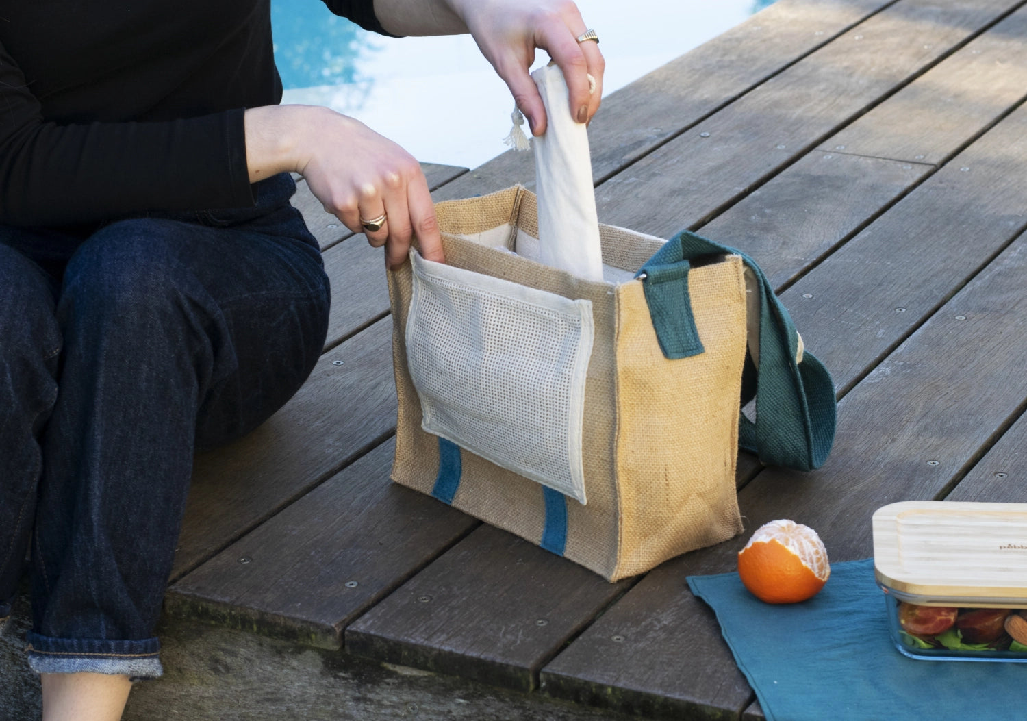 Elegante Umhängetasche von Pebbly in natürlichen und tiefblauen Farben, ideal für Lunchboxen, Maße 26x22x12cm, praktisch und stilvoll.