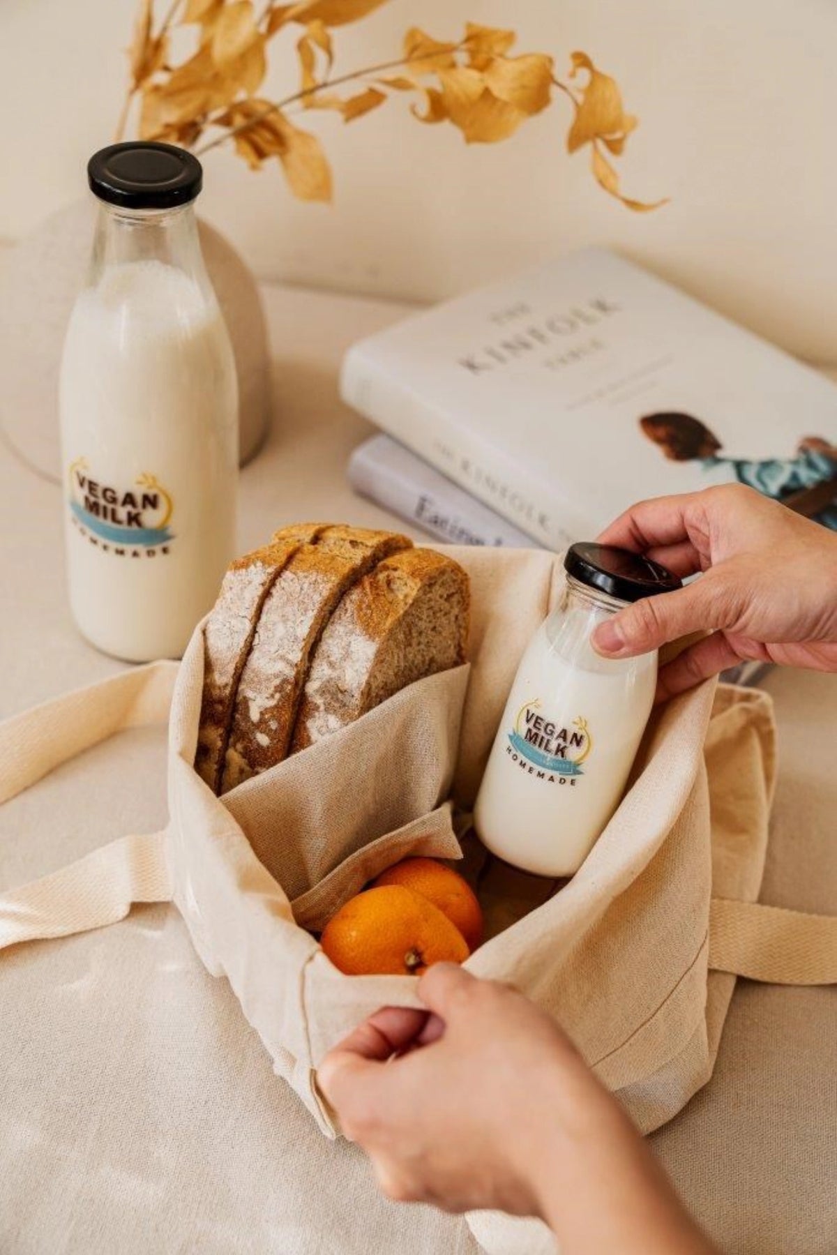 2er Set Flaschen Vegan Milk 220ml u. 900ml in Weiss präsentiert im Onlineshop von KAQTU Design AG. Aufbewahrungsbehälter ist von Nuts Innovations