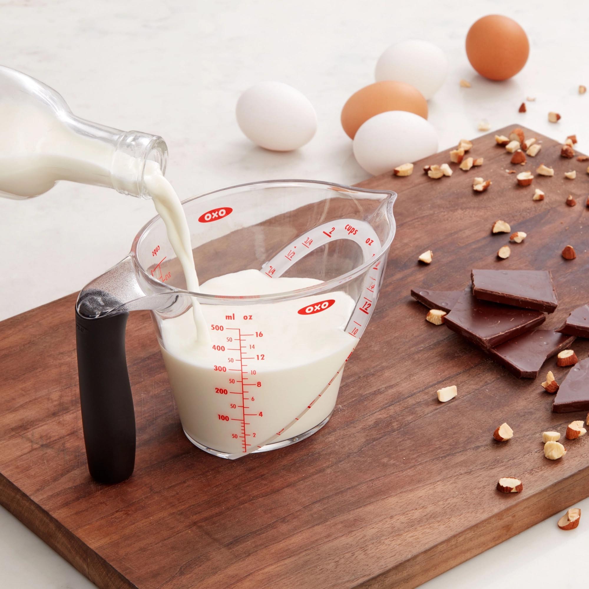 Praktischer 250 ml OXO Messbecher: Abgewinkeltes Design für präzises Abmessen, BPA-frei, bruchsicher, spülmaschinenfest.
