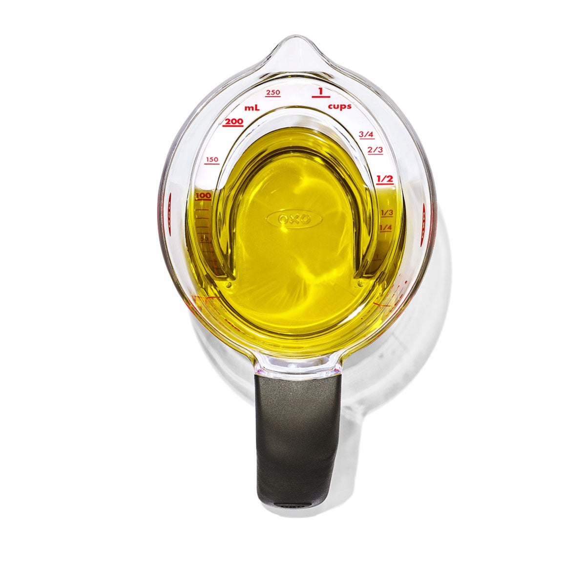 Abgewinkelter Messbecher, 250 ml in Transparent präsentiert im Onlineshop von KAQTU Design AG. Küchenhelfer ist von OXO