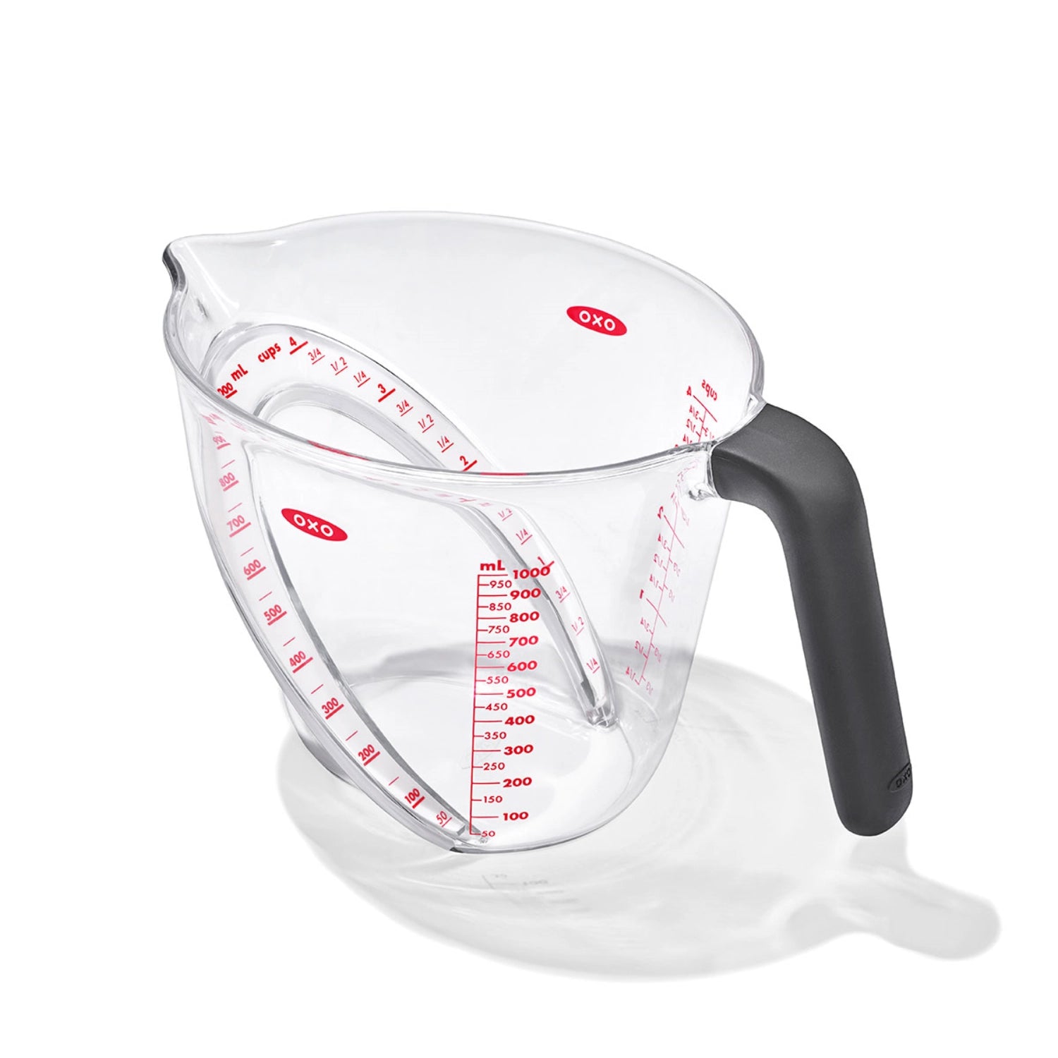Praktischer 1L Messbecher von OXO mit innovativem abgewinkeltem Griff, ideal für präzises Messen und Ausgießen von Flüssigkeiten.