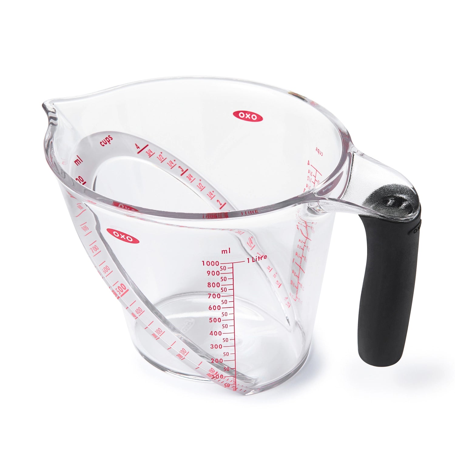 Praktischer abgewinkelter Messbecher von OXO mit 1L Volumen, ideal für präzises Messen und Ausgießen in der Küche.