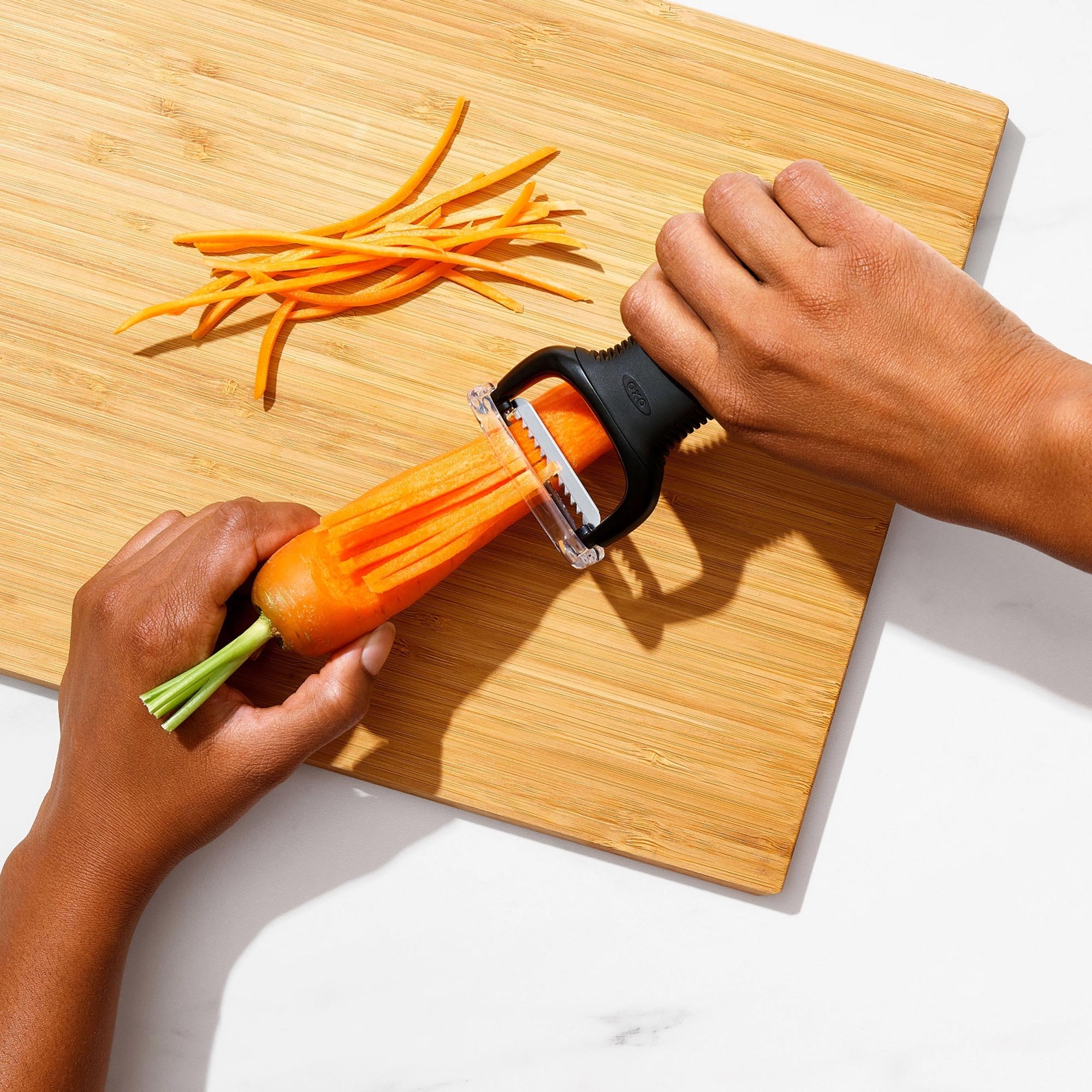 Der OXO Julienne-Schäler: Kompakt, langlebig, ergonomisch. Perfekt für feine Gemüsestreifen. Spülmaschinenfest und ideal für kreative Gerichte.