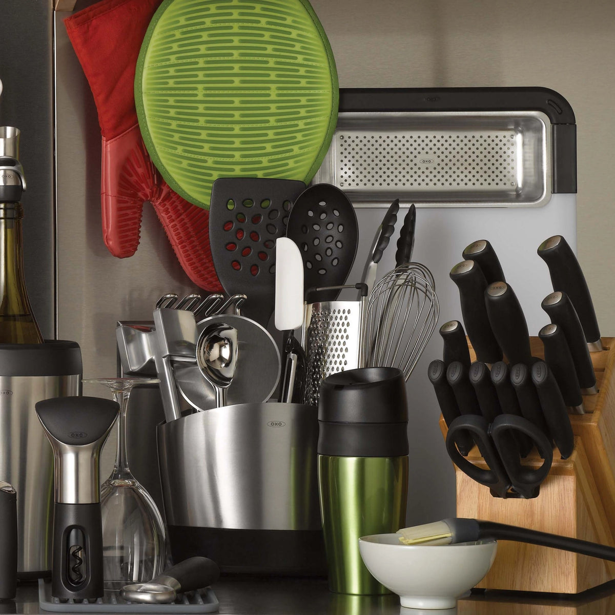 Utensilienhalter Edelstahl in Silber präsentiert im Onlineshop von KAQTU Design AG. Küchenhelfer ist von OXO