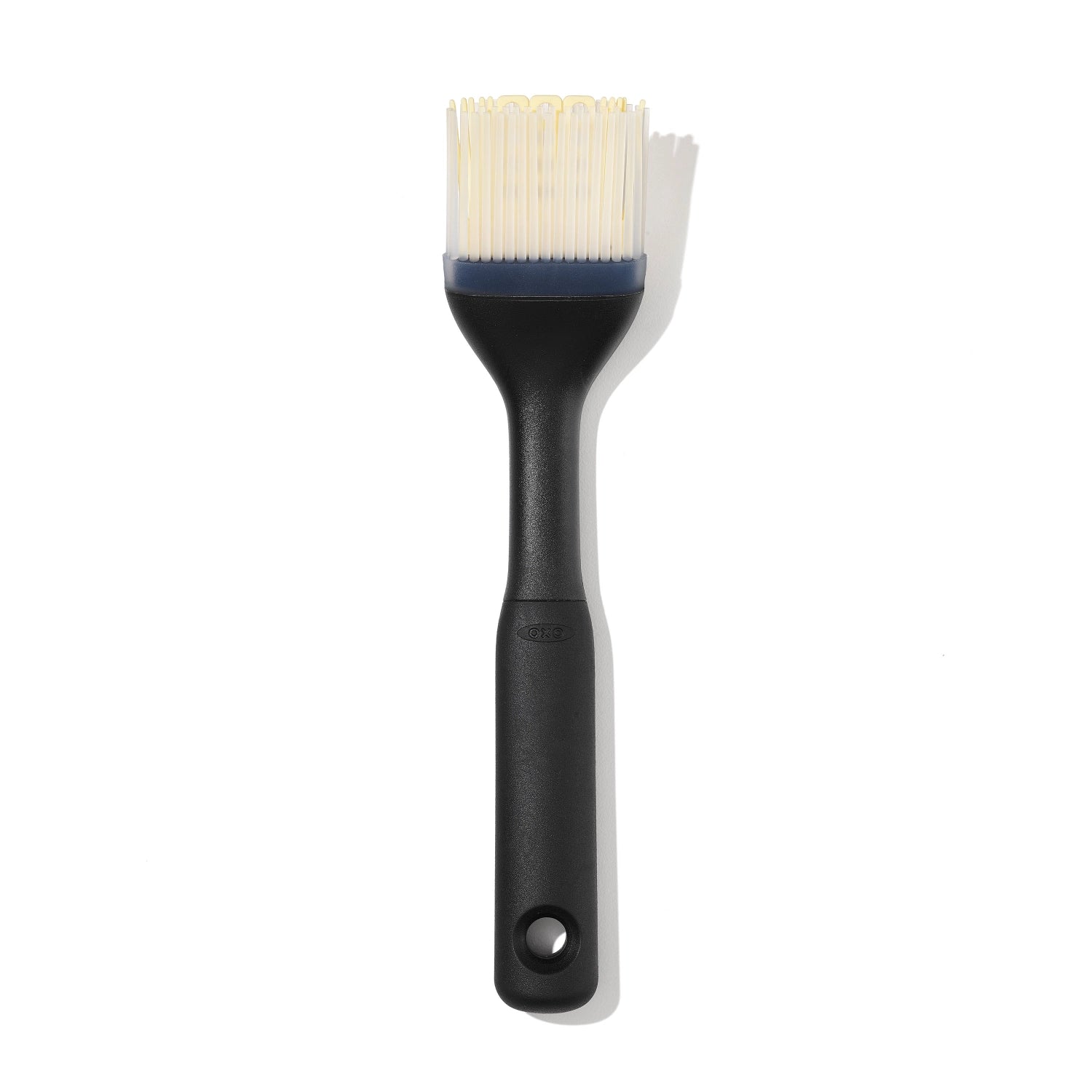 Praktischer Silikon-Backpinsel mit 3,8 cm breiten Borsten von OXO, perfekt zum gleichmäßigen Auftragen von Teigen und Glasuren auf Backwaren.