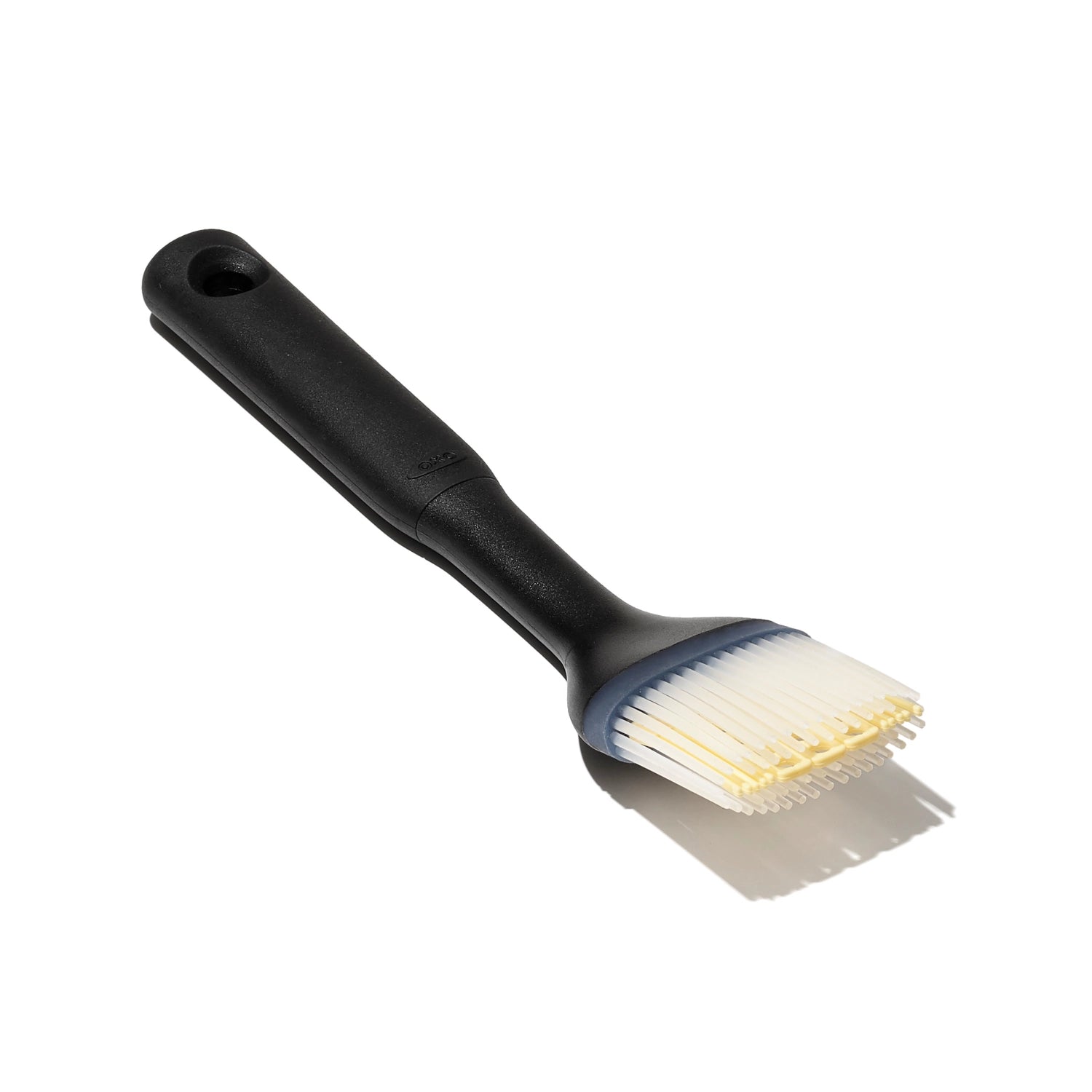 Praktischer Silikon-Backpinsel von OXO mit 3,8 cm breiten Borsten, perfekt zum gleichmäßigen Auftragen von Glasuren und Teigen auf Backwaren.