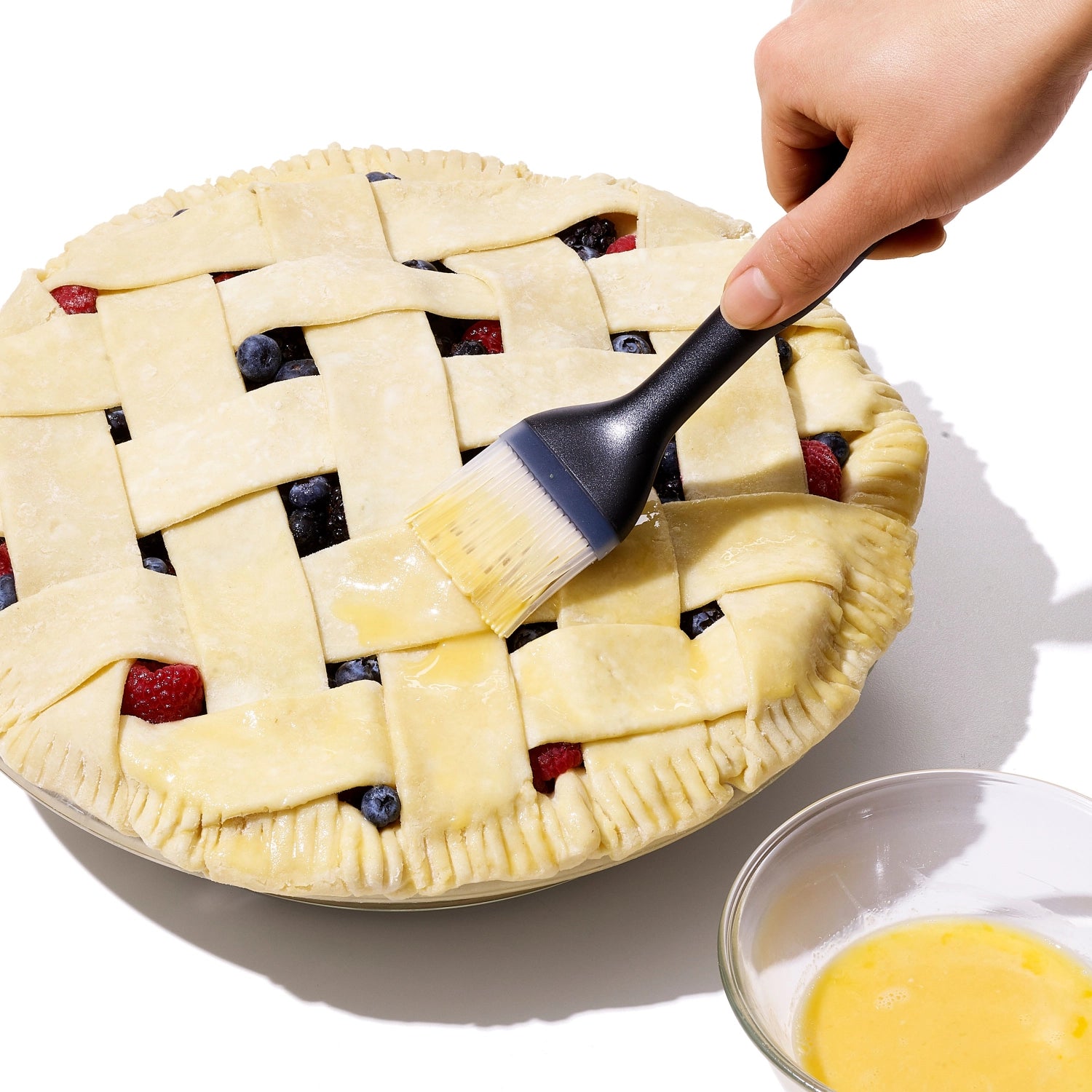 Hochwertiger Silikon-Backpinsel von OXO mit 3,8 cm breiten Borsten, ideal für präzises Bestreichen von Backwaren und Desserts.