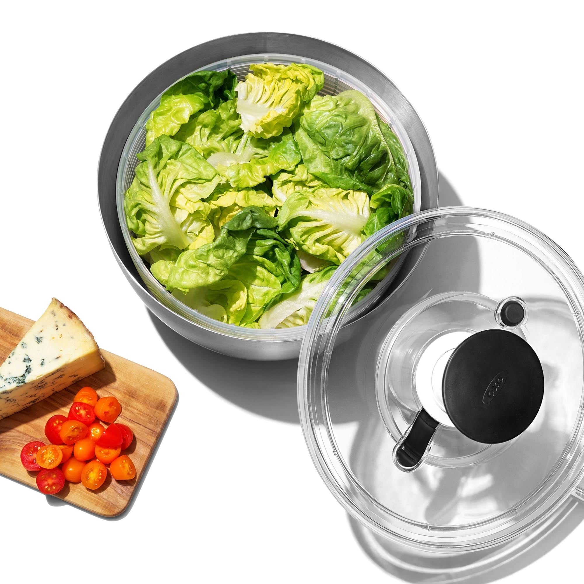 Robuste OXO Inox Salatschleuder für mühelos trockenen Salat.