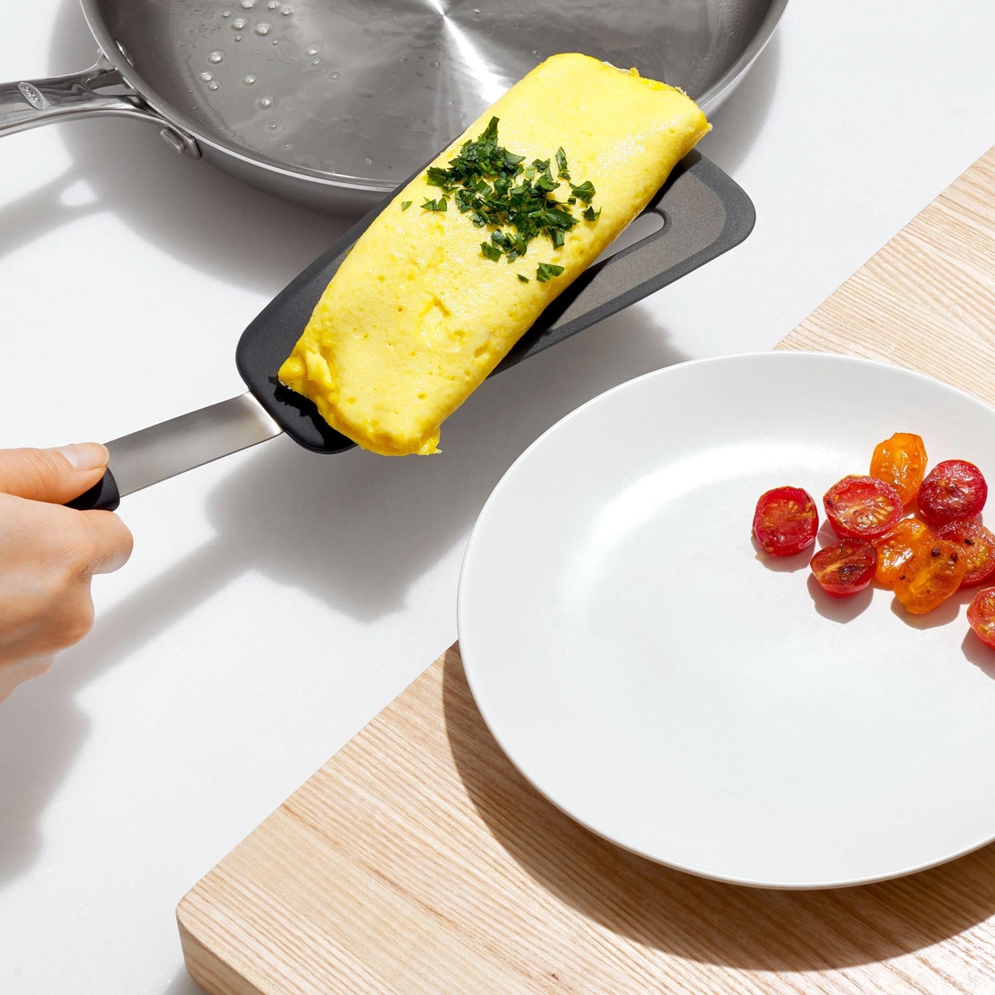 Flexibler Silikon-Pfannenwender von OXO: 34 cm, langlebig, hitzebeständig, spülmaschinenfest, ideal für beschichtete Pfannen.