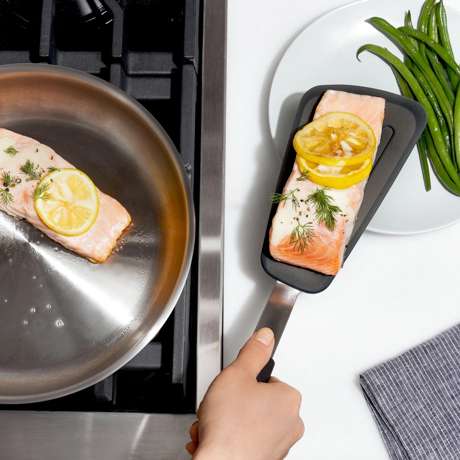 Flexibler Silikon-Pfannenwender von OXO, 34 cm lang, ideal für sanftes Wenden und Servieren, hitzebeständig und leicht zu reinigen.