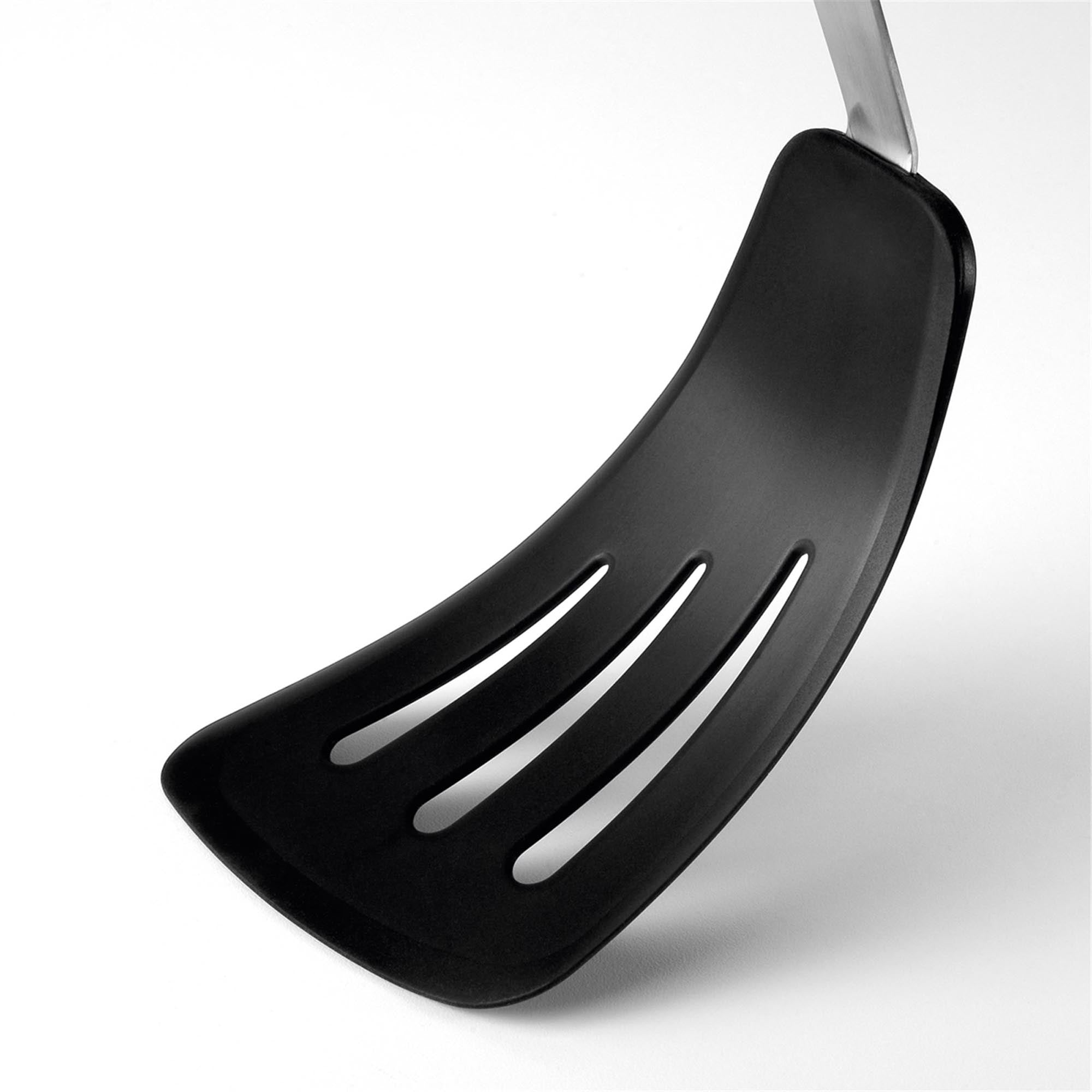 Flexibler Silikon-Pfannenwender von OXO: 34 cm, langlebig, hitzebeständig, spülmaschinenfest, ideal für beschichtete Pfannen.