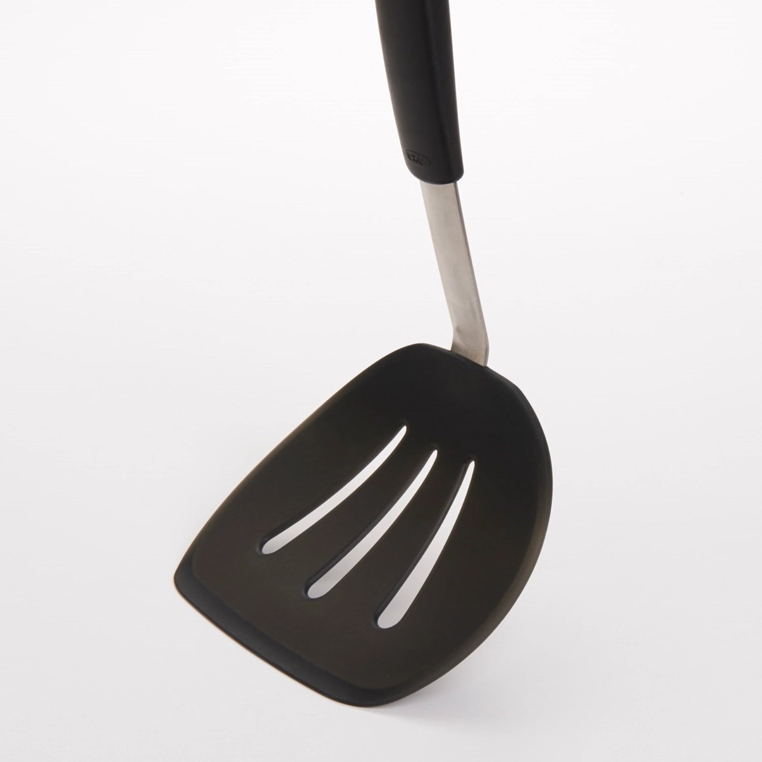 Flexibler 30 cm langer Silikon-Pfannenwender von OXO, ideal zum sanften Wenden und Servieren von Speisen, hitzebeständig und leicht zu reinigen.