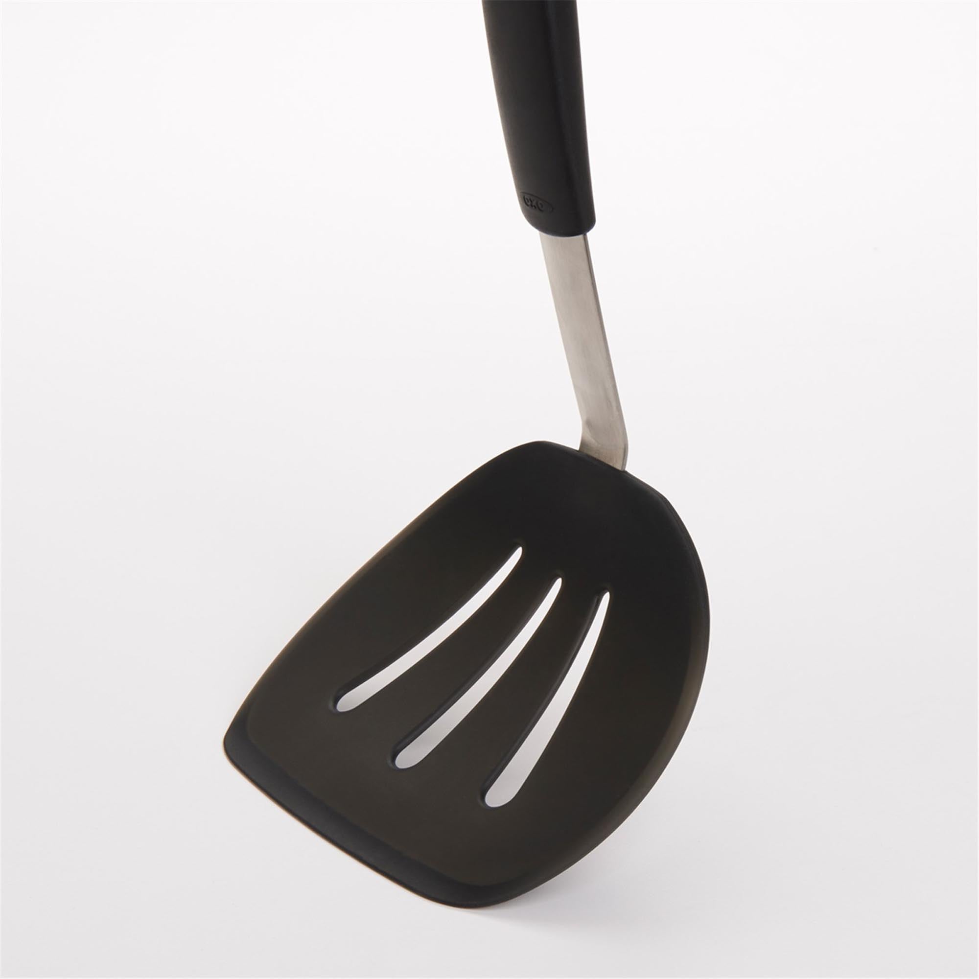 Entdecken Sie den OXO Silikon-Pfannenwender (30 cm) – flexibel, hitzebeständig bis 315 °C, perfekt für schonendes Wenden und einfach zu reinigen.