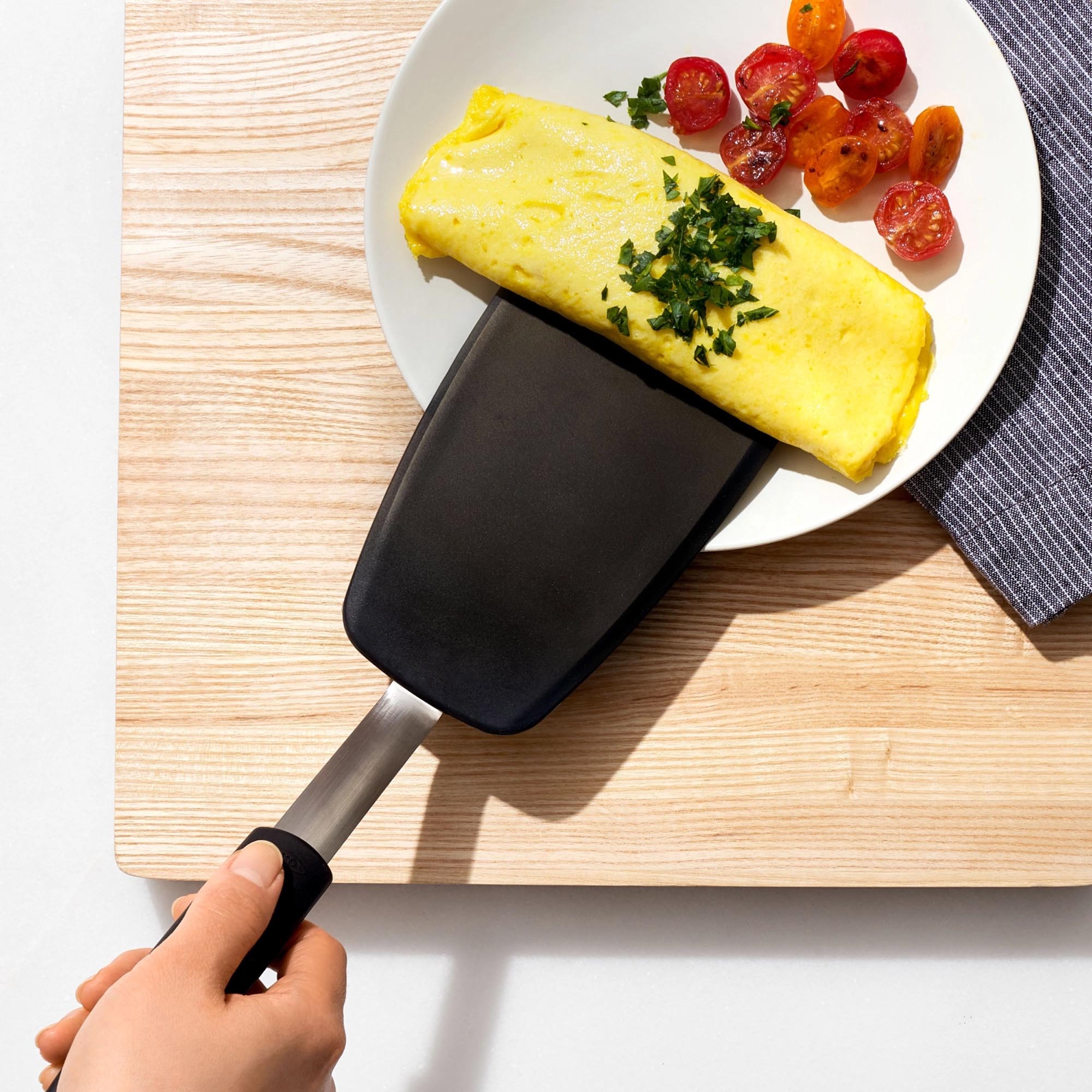 Der OXO Silikon-Pfannenwender (31,7 cm) ist flexibel, hitzebeständig und spülmaschinenfest – ideal für empfindliche Speisen.