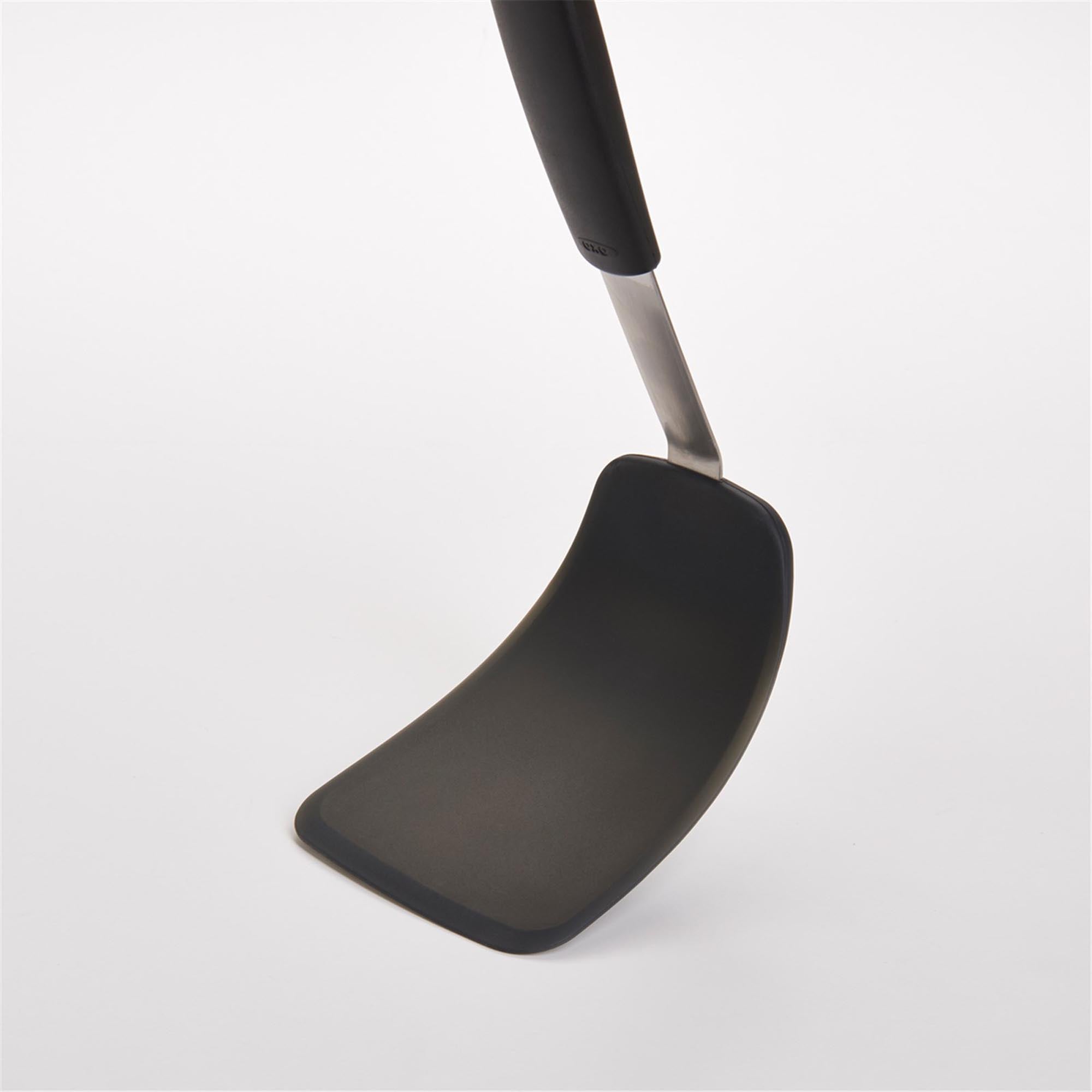 Der OXO Silikon-Pfannenwender (31,7 cm) vereint Flexibilität und Langlebigkeit, perfekt für sanftes Wenden und einfache Reinigung.