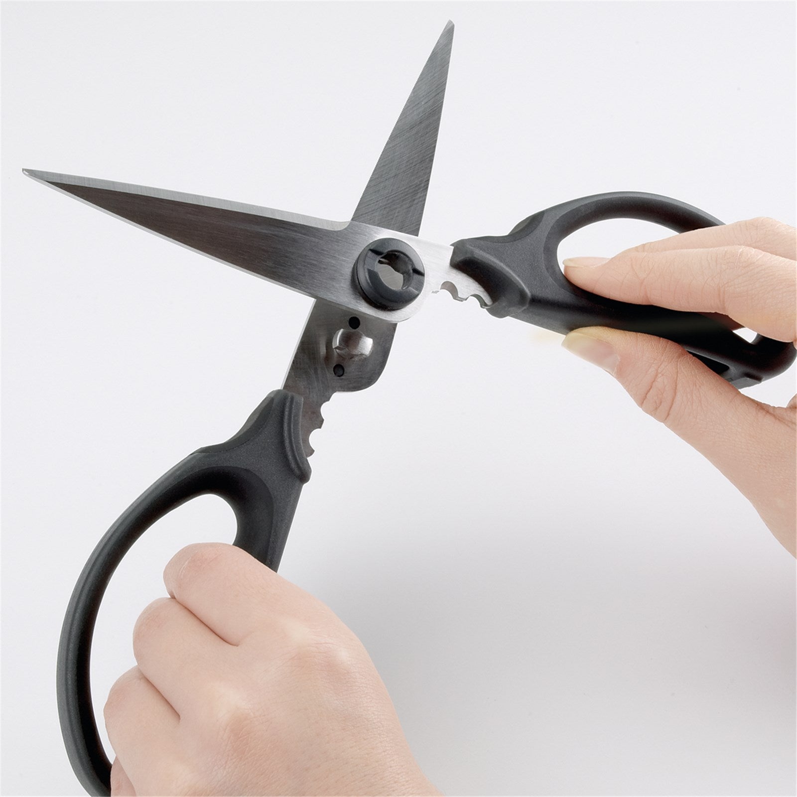 Entdecken Sie die OXO Küchen-Kräuterschere in elegantem Schwarz. Ideal zum mühelosen Schneiden von Kräutern und Gemüse, mit langlebigen Klingen und ergonomischem Griff.