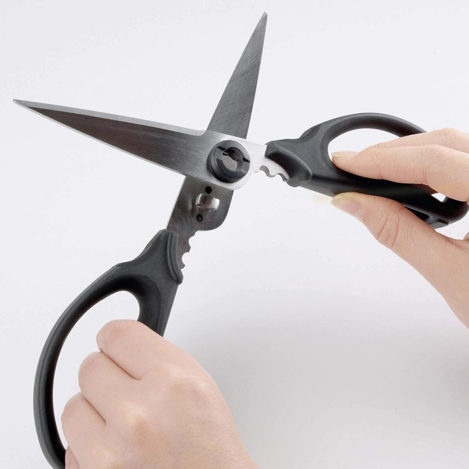 Schwarze Küchen-Kräuterschere von OXO, ideal zum Schneiden von frischen Kräutern, ergonomisches Design für präzise Schnitte und einfache Handhabung.