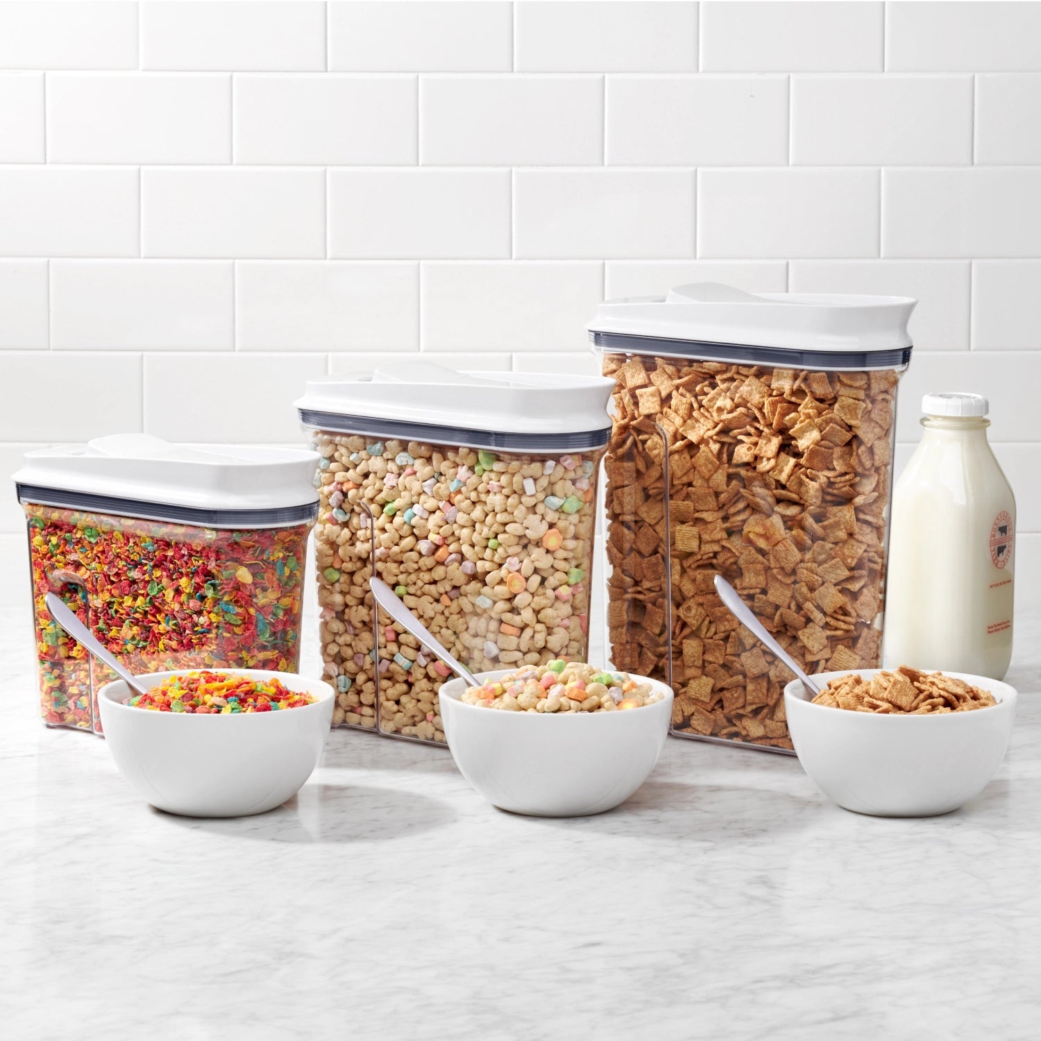Kleiner Pop Cerealien Dispenser von OXO mit 2,3 l Fassungsvermögen, ideal zur Aufbewahrung von Cerealien und Snacks, praktisch und platzsparend.