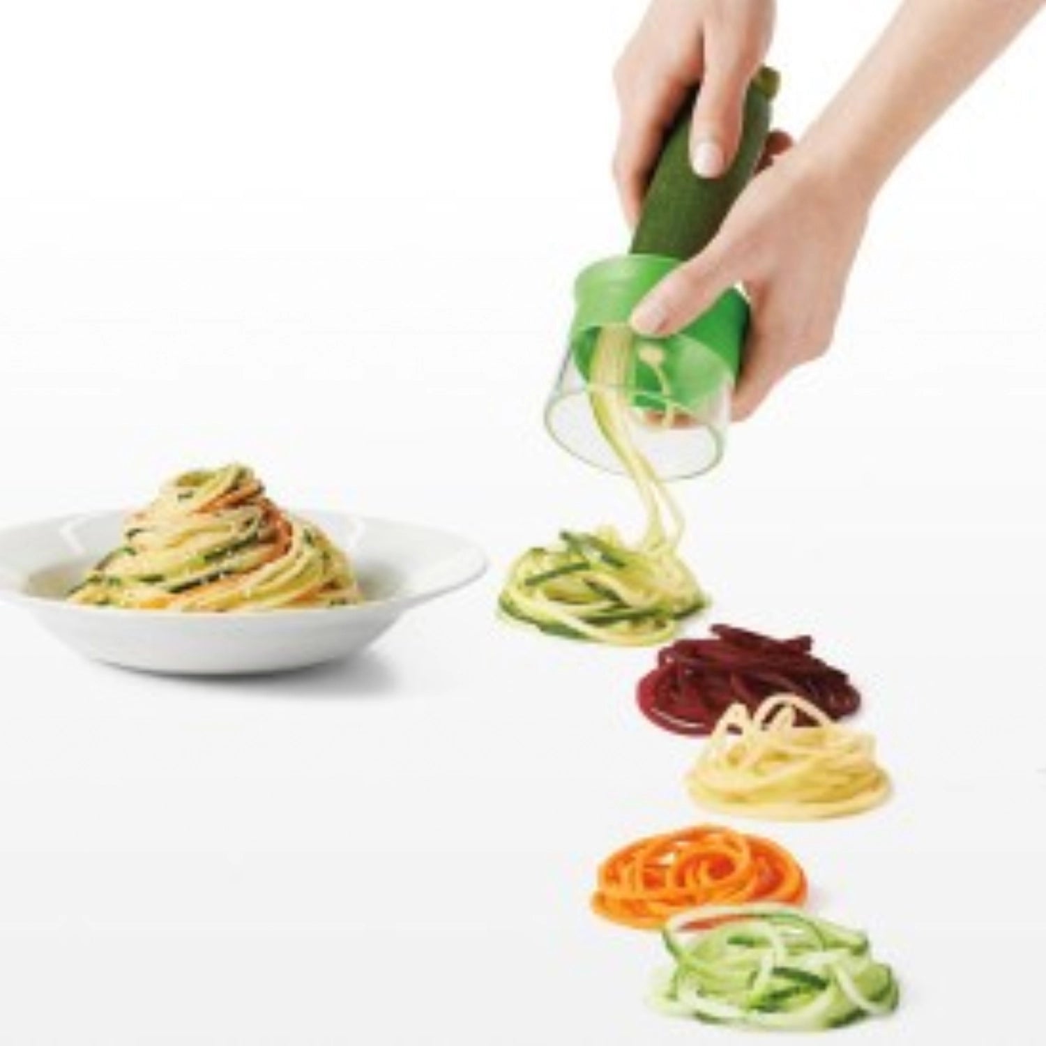 Grüner Hand-Spiralizer von OXO, perfekt zum Schneiden von Gemüse in spiralförmige Stränge für gesunde und kreative Kochideen.