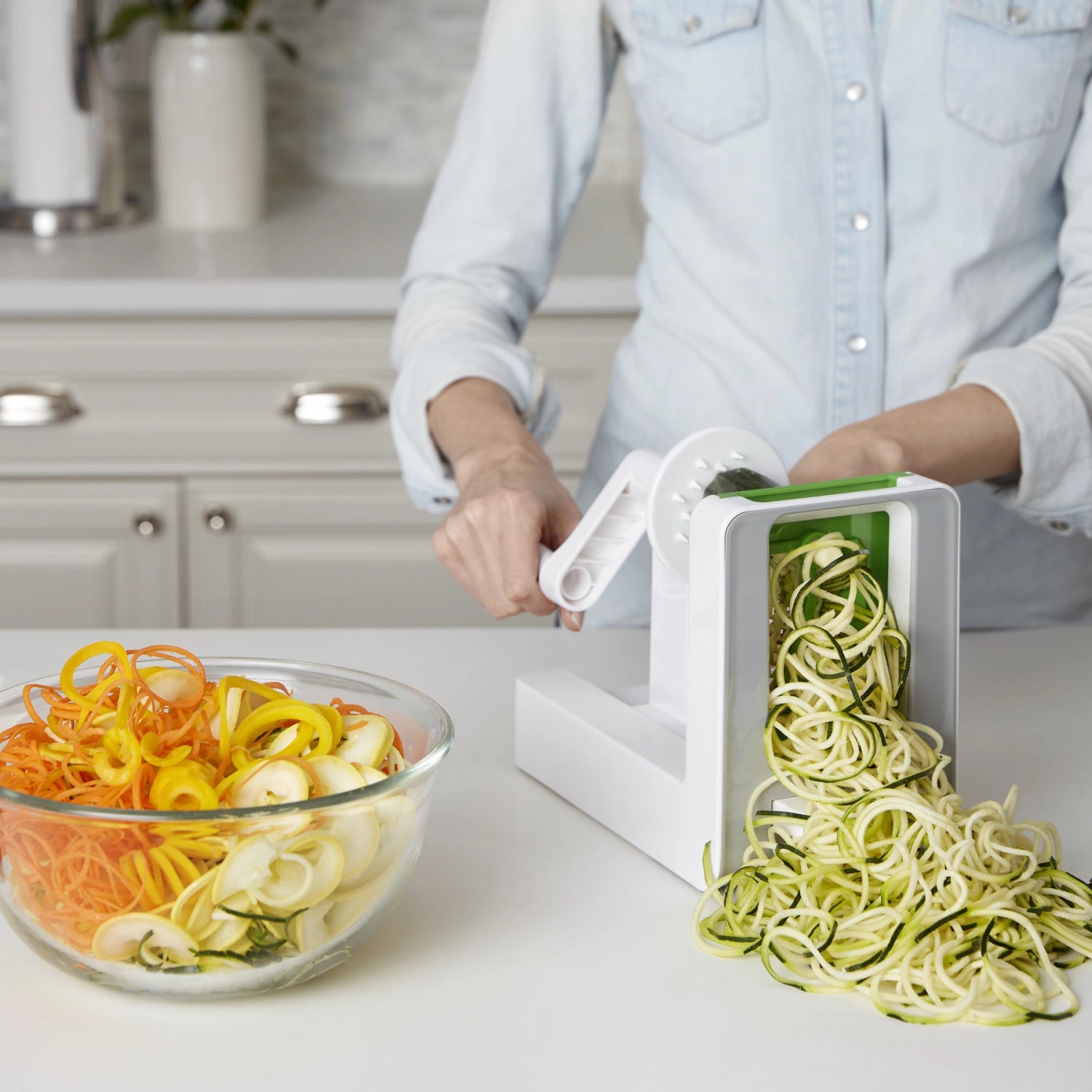 Praktischer OXO Spiralizer Gemüseschneider mit 3 Einsätzen, perfekt zum kreativen Zubereiten von Gemüsen in spiralförmigen Formen.