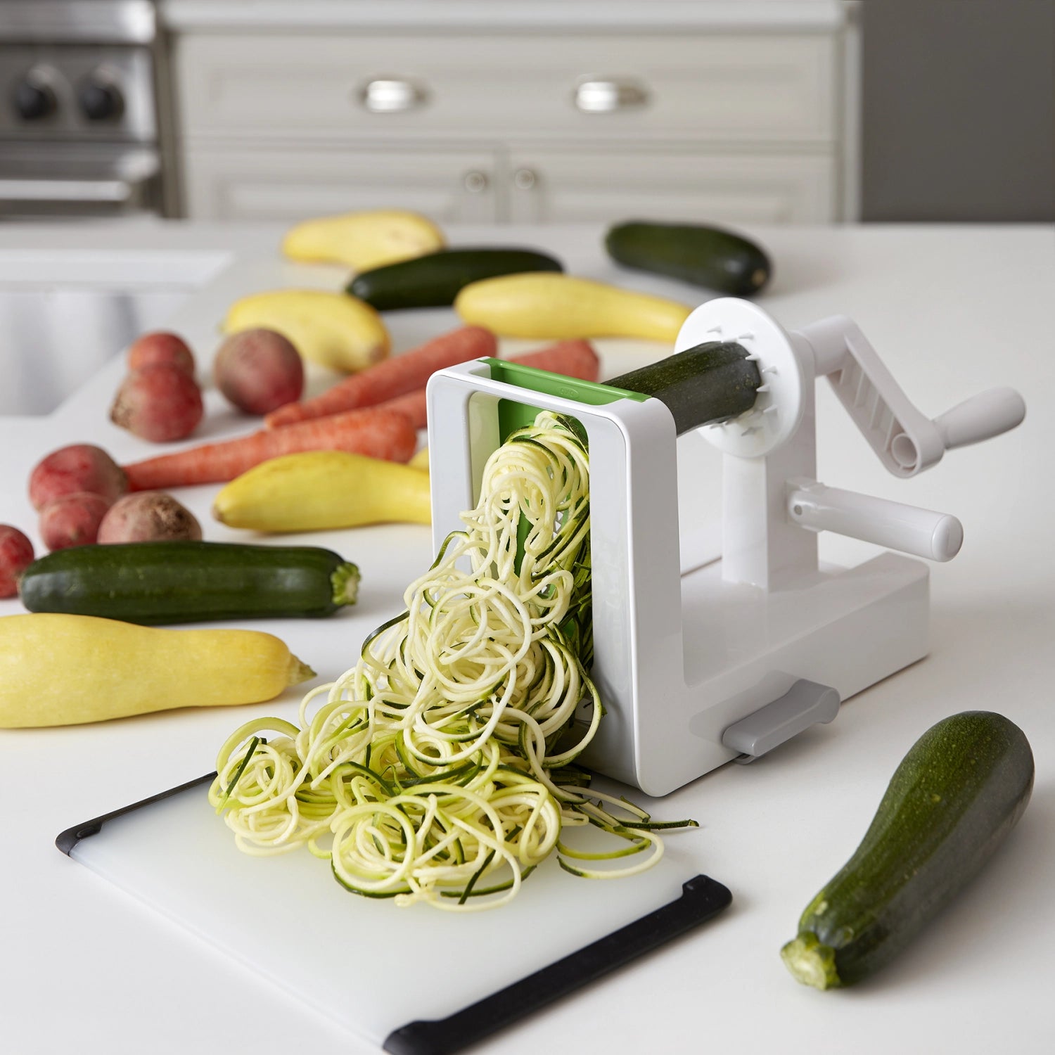 Vielseitiger OXO Spiralizer mit 3 austauschbaren Einsätzen, ideal für die kreative Zubereitung von Gemüse in ansprechenden Spiralen.