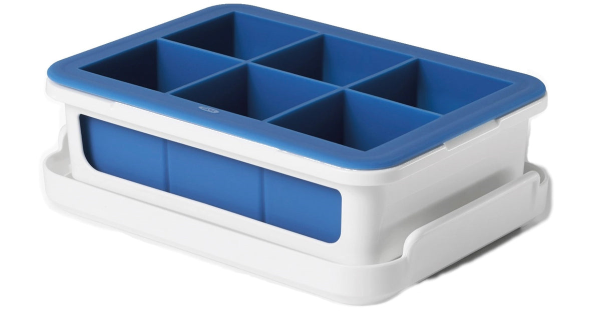 Blaue Eiswürfelschale aus Kunststoff mit Abdeckung, sechs quadratische Fächer für grosse Eiswürfel, Marke OXO Good Grips.