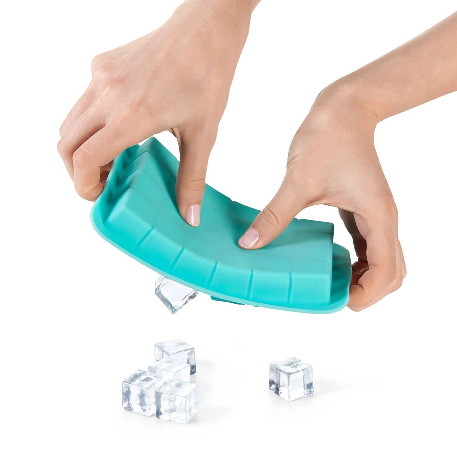 Praktische OXO Eiswürfelschale mit Deckel, ideal für kleine Würfel. Saubere Handhabung und perfekte Eiswürfel für Ihre Getränke.