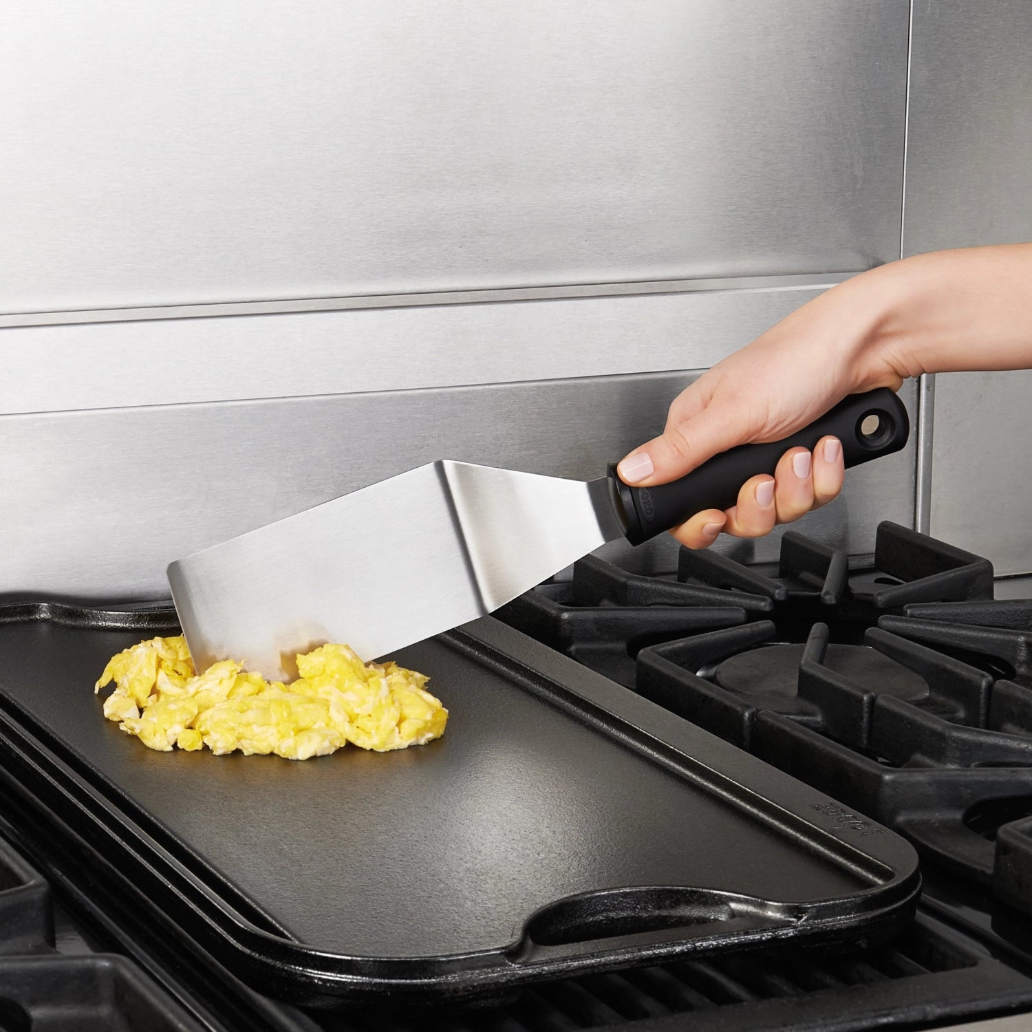 Hochwertiger Grillwender von OXO, 32x7x3cm, perfekt für Grillliebhaber, mit rutschfestem Griff für müheloses Wenden von Speisen.