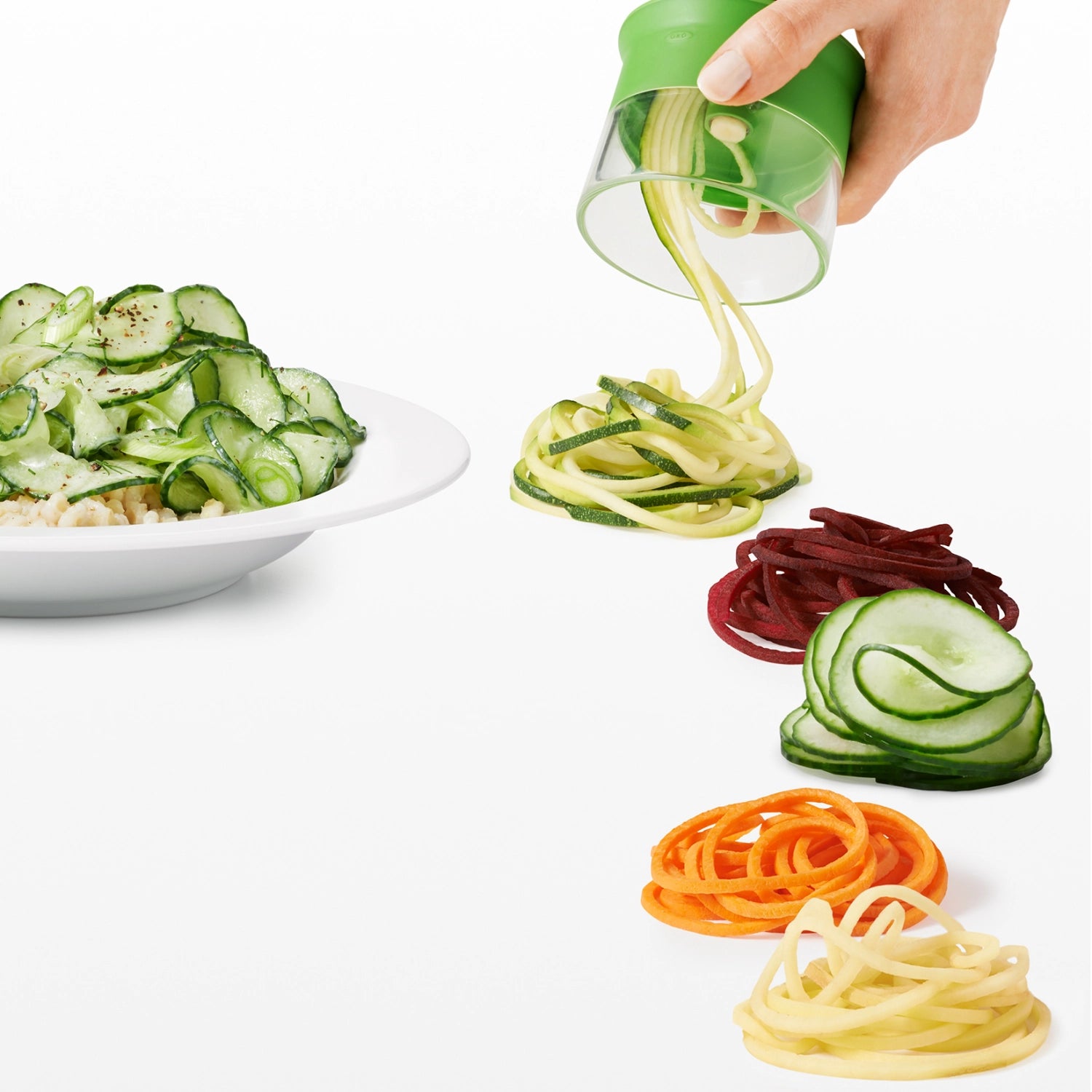 Praktischer Hand-Spiralizer von OXO mit drei austauschbaren Klingen, perfekt für kreative Gemüsespiralen und gesunde Mahlzeiten.