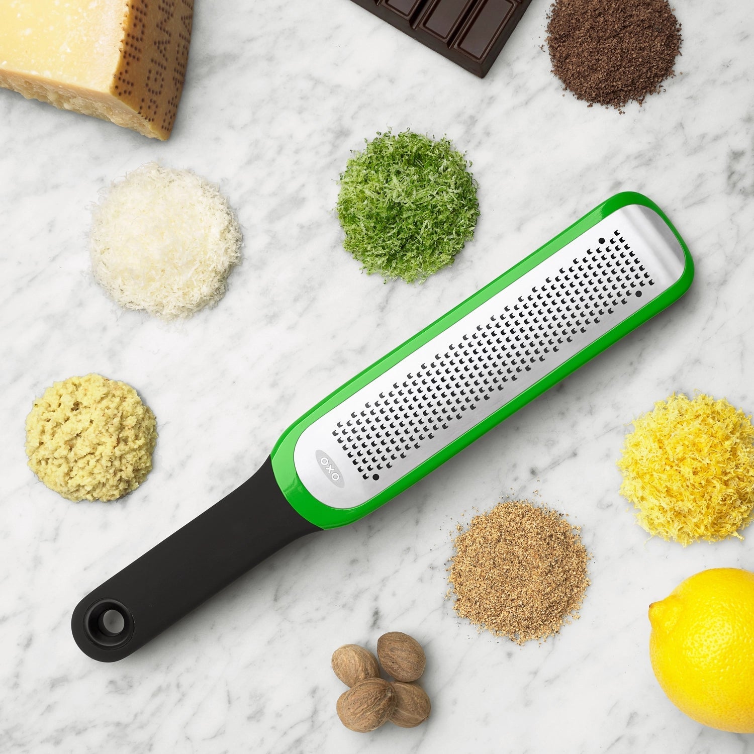 Der OXO Zestenreißer mit geätzter Klinge ermöglicht müheloses Zesten von Zitrusfrüchten. Ergonomisch, präzise und langlebig.