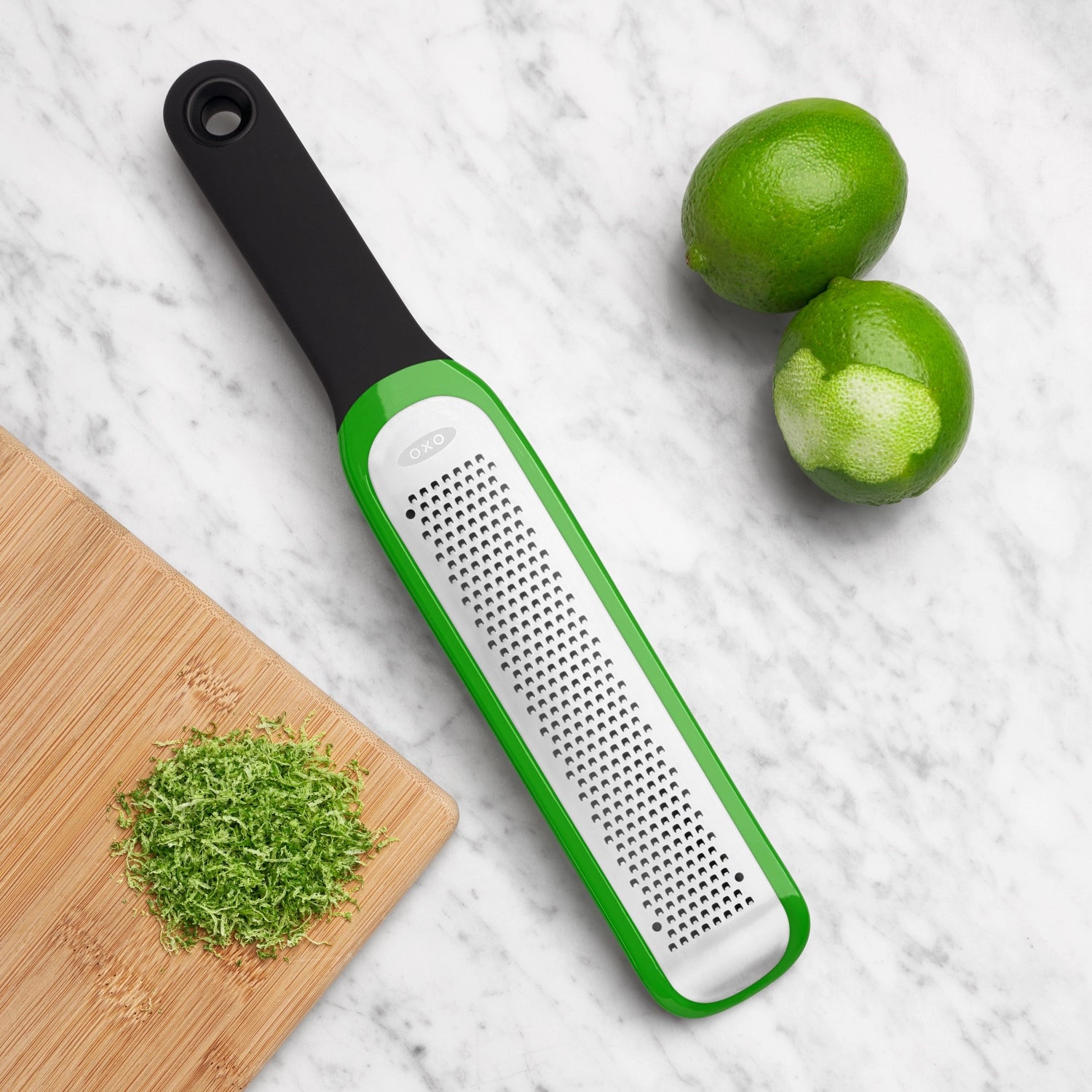 OXO Zestenreisser mit ergonomischem Design und präziser Klinge, ideal zum Zesten von Zitrusfrüchten für aromatische Gerichte.