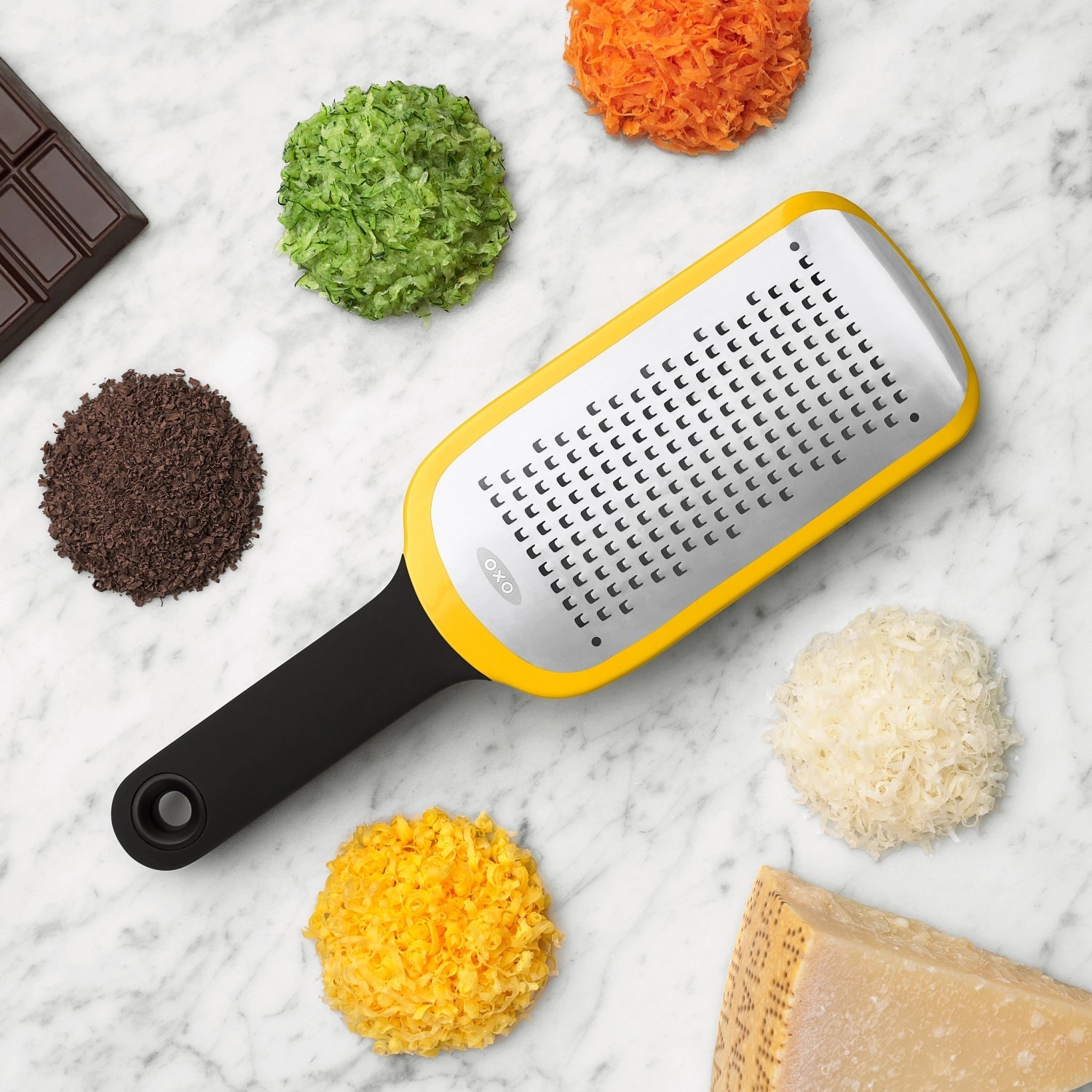 Die OXO Mittelfeine Reibe mit scharfen, geätzten Klingen ist ideal für präzises Reiben von Käse, Gemüse und mehr.