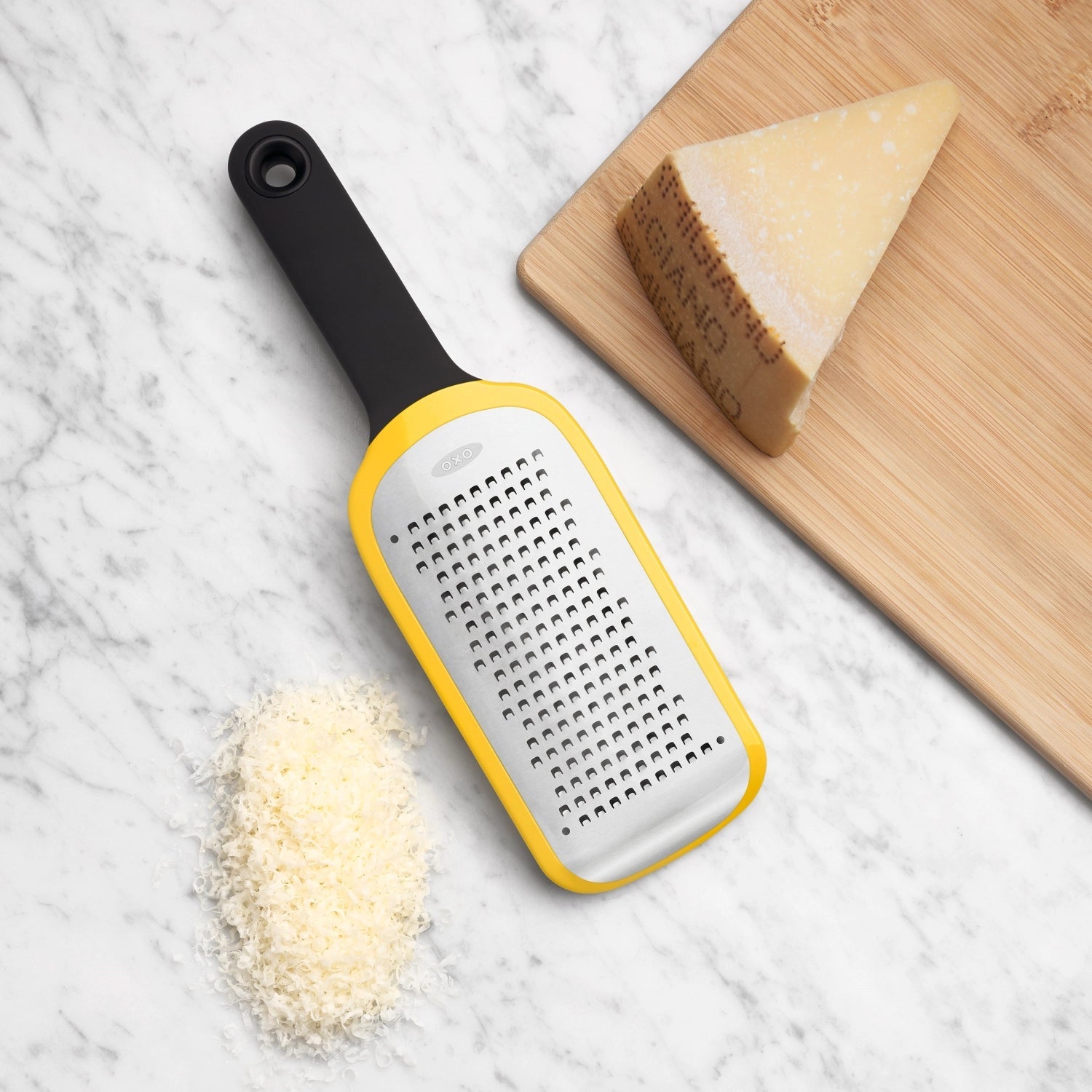Die OXO Mittelfeine Reibe mit geätzten Klingen ermöglicht müheloses Reiben von Käse, Gemüse und mehr für Ihre Küchenkreationen.