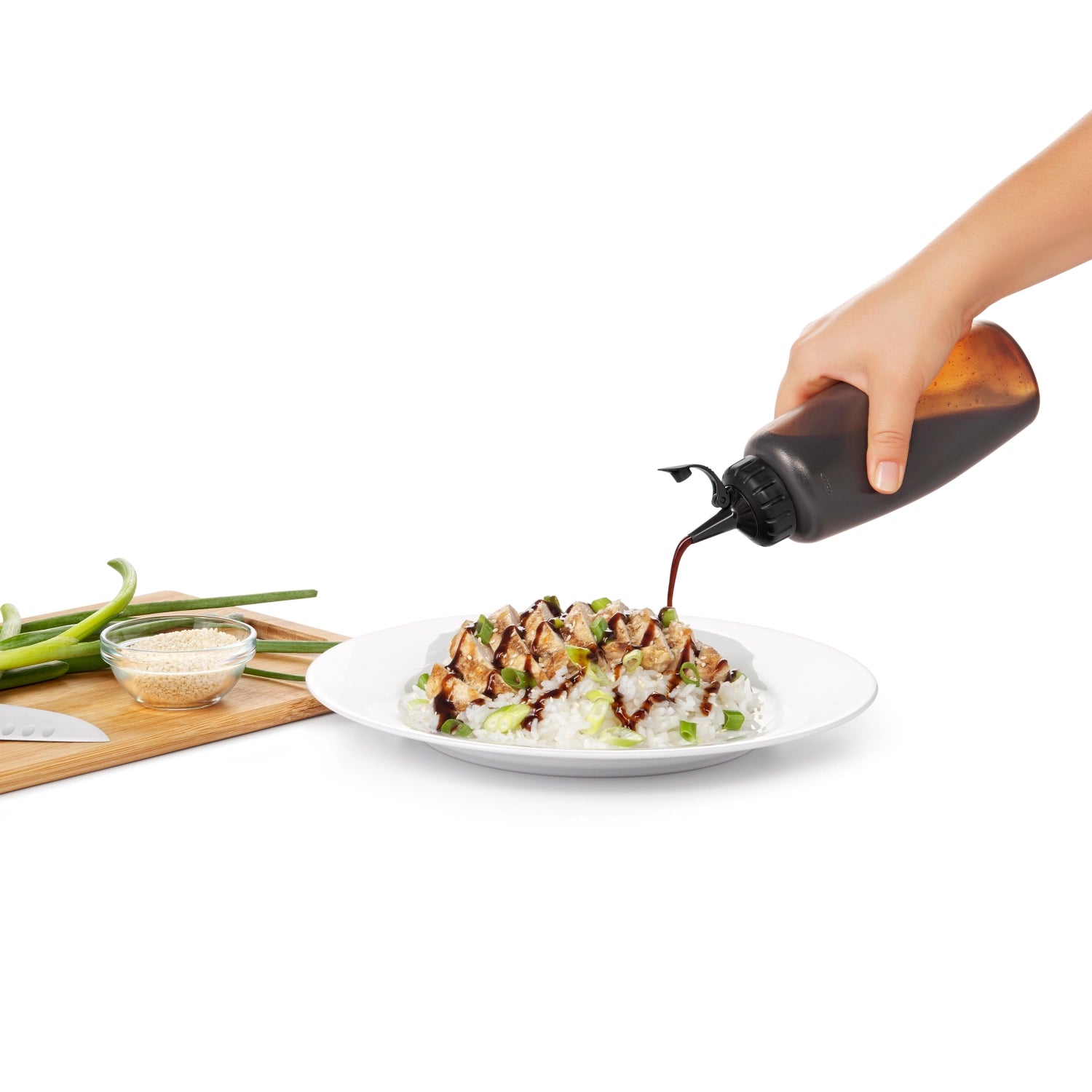 Die OXO Chef's Dispenserflasche (350 ml) bietet präzise Dosierung für Saucen und Dekorationen. Ideal für kreative Küchenprojekte und einfach zu reinigen.