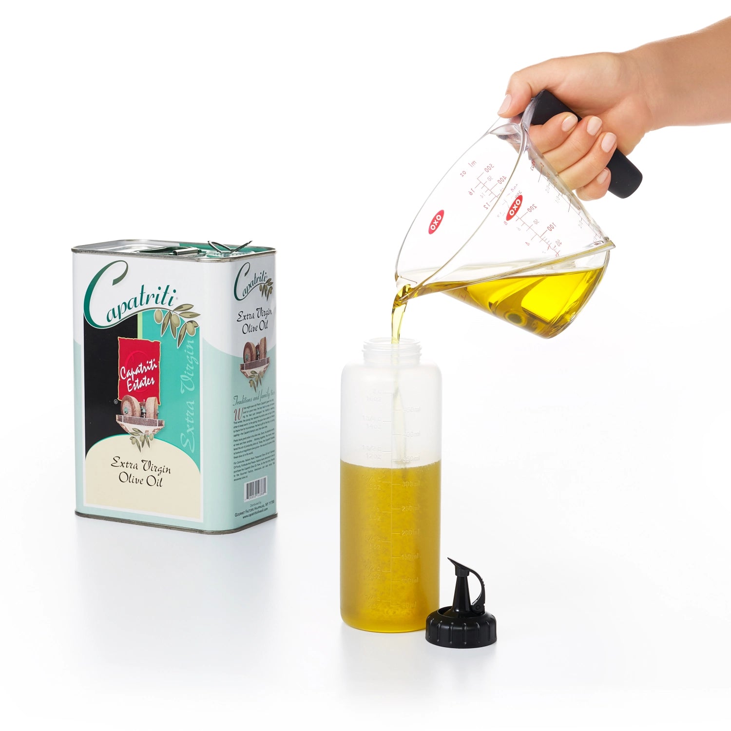 Die OXO Chef's Dispenserflasche (350 ml) ermöglicht präzises Ausgießen und ist perfekt für kreative Küchenideen. Hygienisch und spülmaschinenfest.