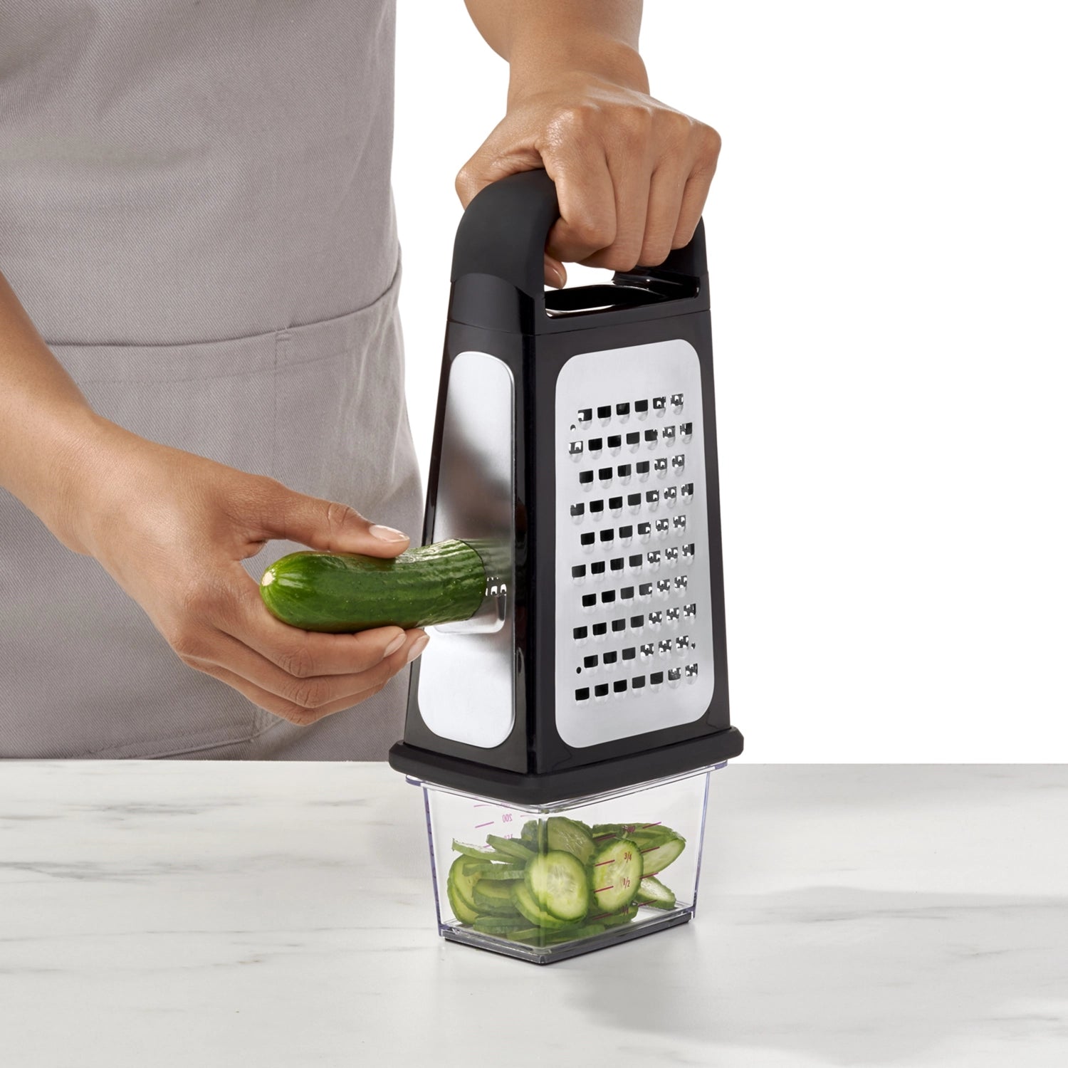 Vielseitige OXO Kastenreibe mit abnehmbarem Zestenreisser, ideal für präzises Reiben und Zesten von Obst und Gemüse. Ergonomisches Design für komfortable Handhabung.
